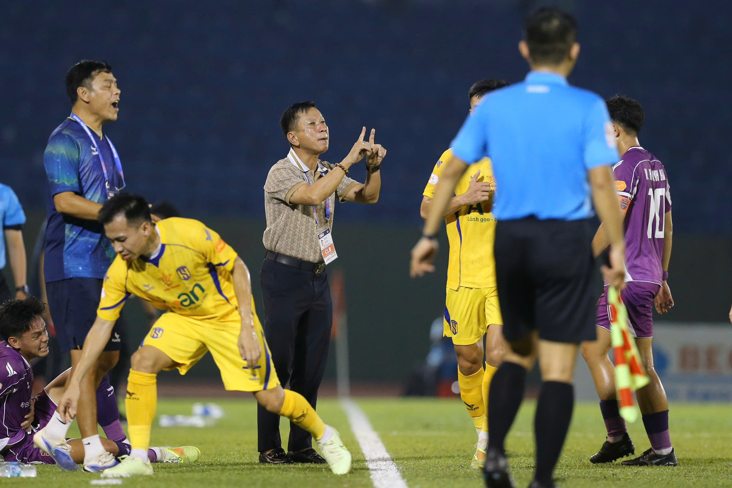 "Người nhện" U23 Việt Nam gi&uacute;p S&ocirc;ng Lam Nghệ An trụ hạng V-League - Ảnh 3.