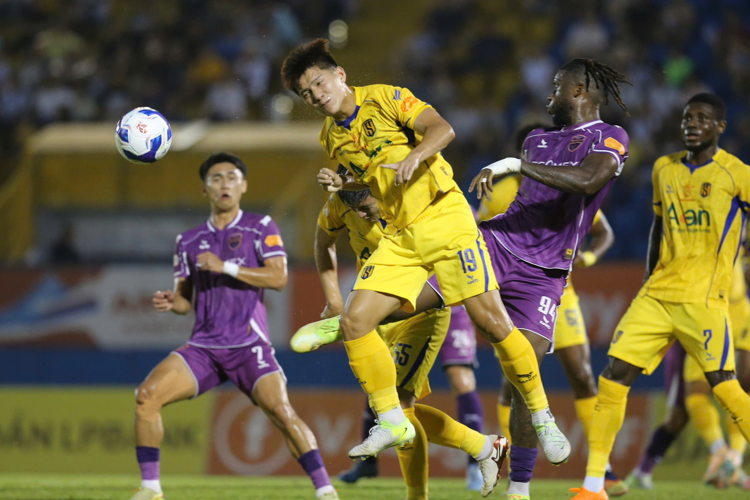 "Người nhện" U23 Việt Nam gi&uacute;p S&ocirc;ng Lam Nghệ An trụ hạng V-League - Ảnh 1.