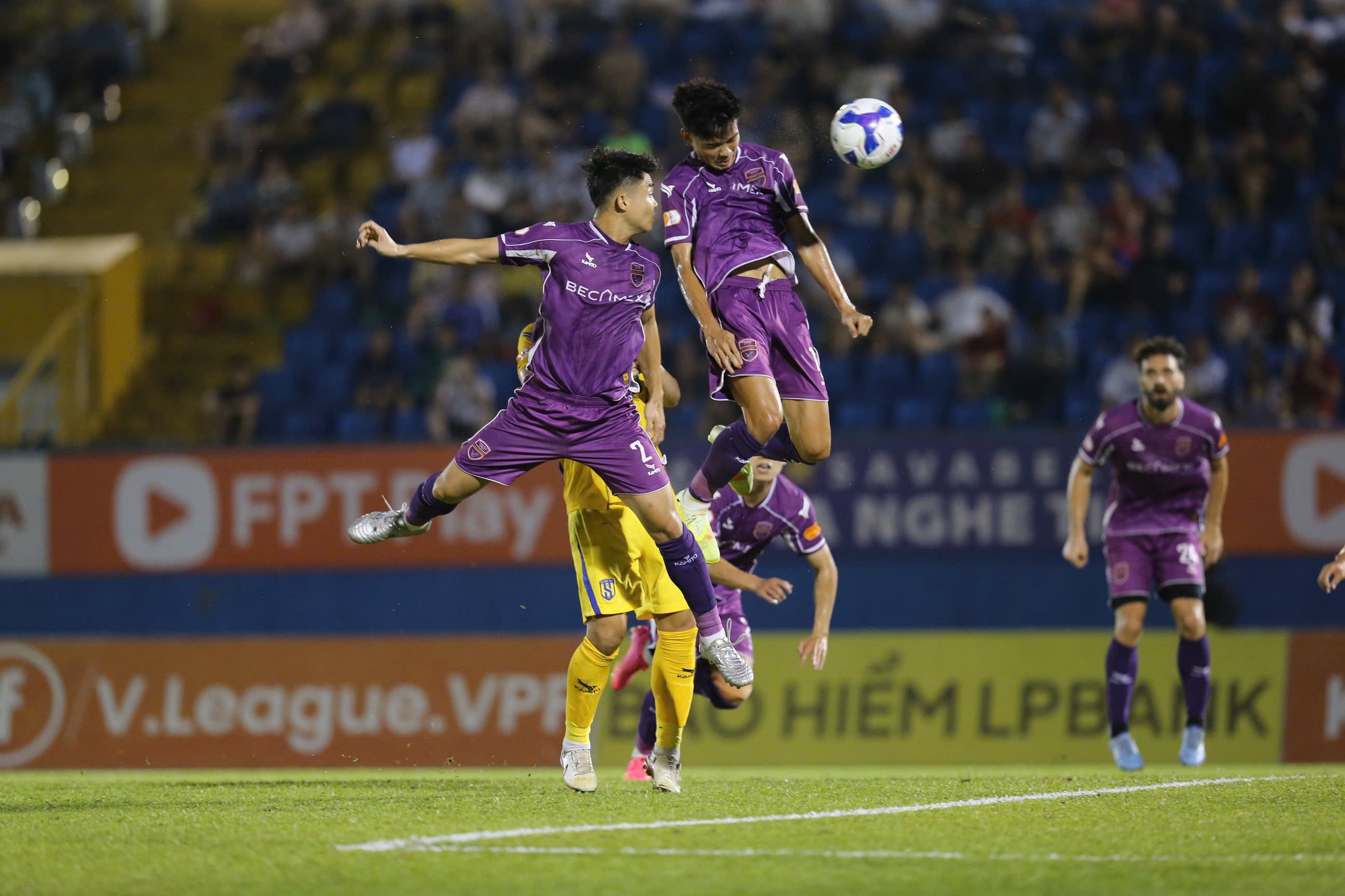 "Người nhện" U23 Việt Nam gi&uacute;p S&ocirc;ng Lam Nghệ An trụ hạng V-League - Ảnh 4.