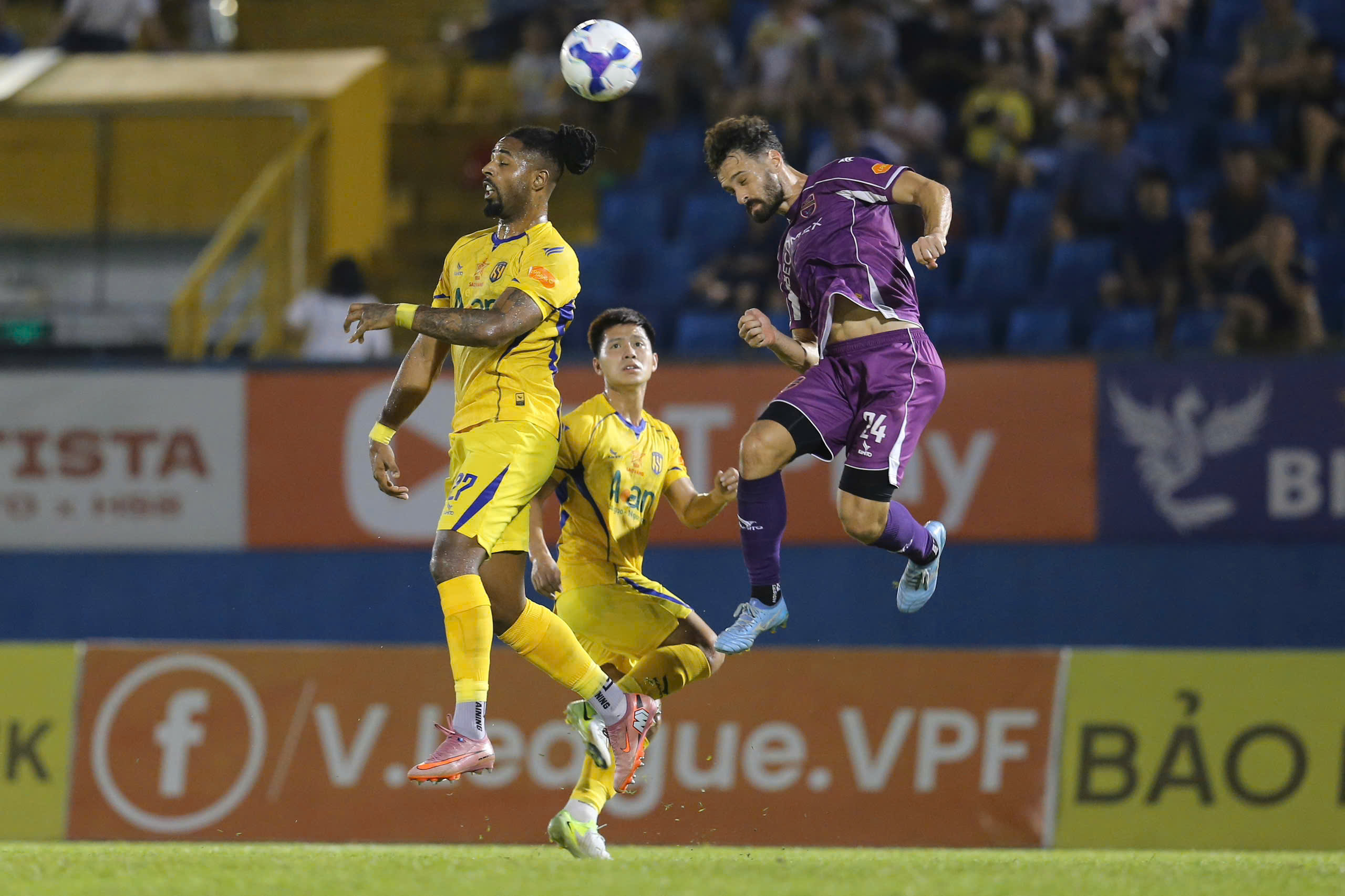 "Người nhện" U23 Việt Nam gi&uacute;p S&ocirc;ng Lam Nghệ An trụ hạng V-League - Ảnh 2.