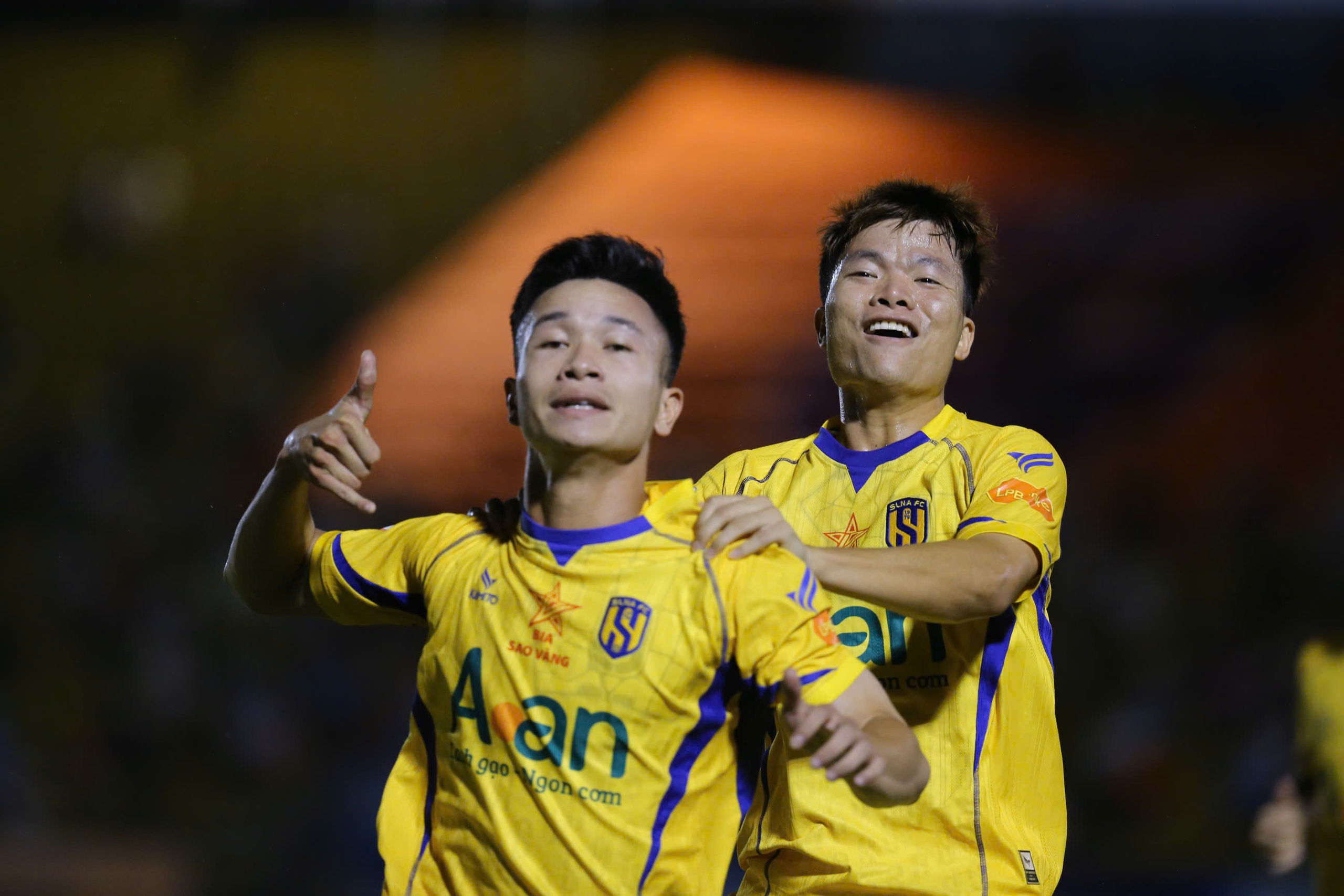 "Người nhện" U23 Việt Nam gi&uacute;p S&ocirc;ng Lam Nghệ An trụ hạng V-League - Ảnh 8.