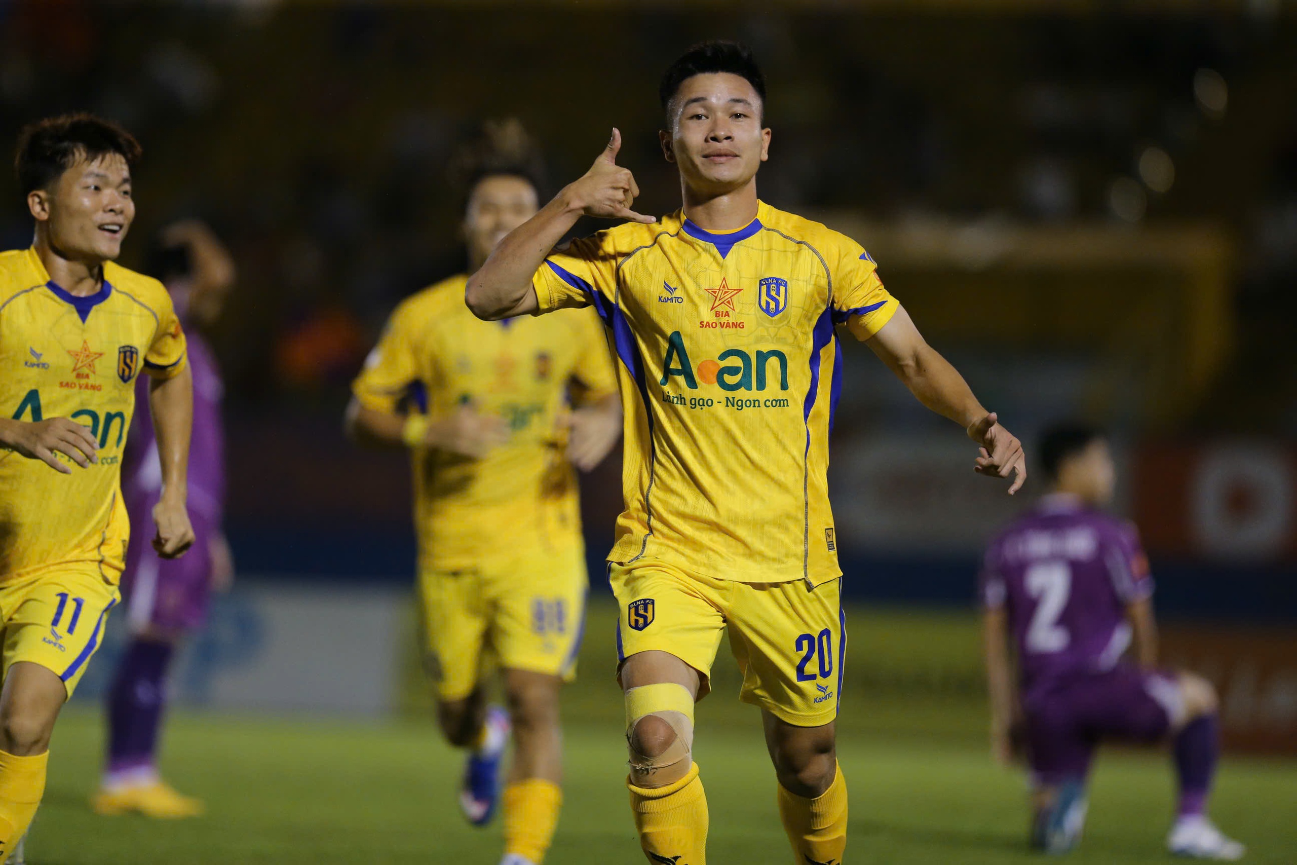 "Người nhện" U23 Việt Nam gi&uacute;p S&ocirc;ng Lam Nghệ An trụ hạng V-League - Ảnh 7.