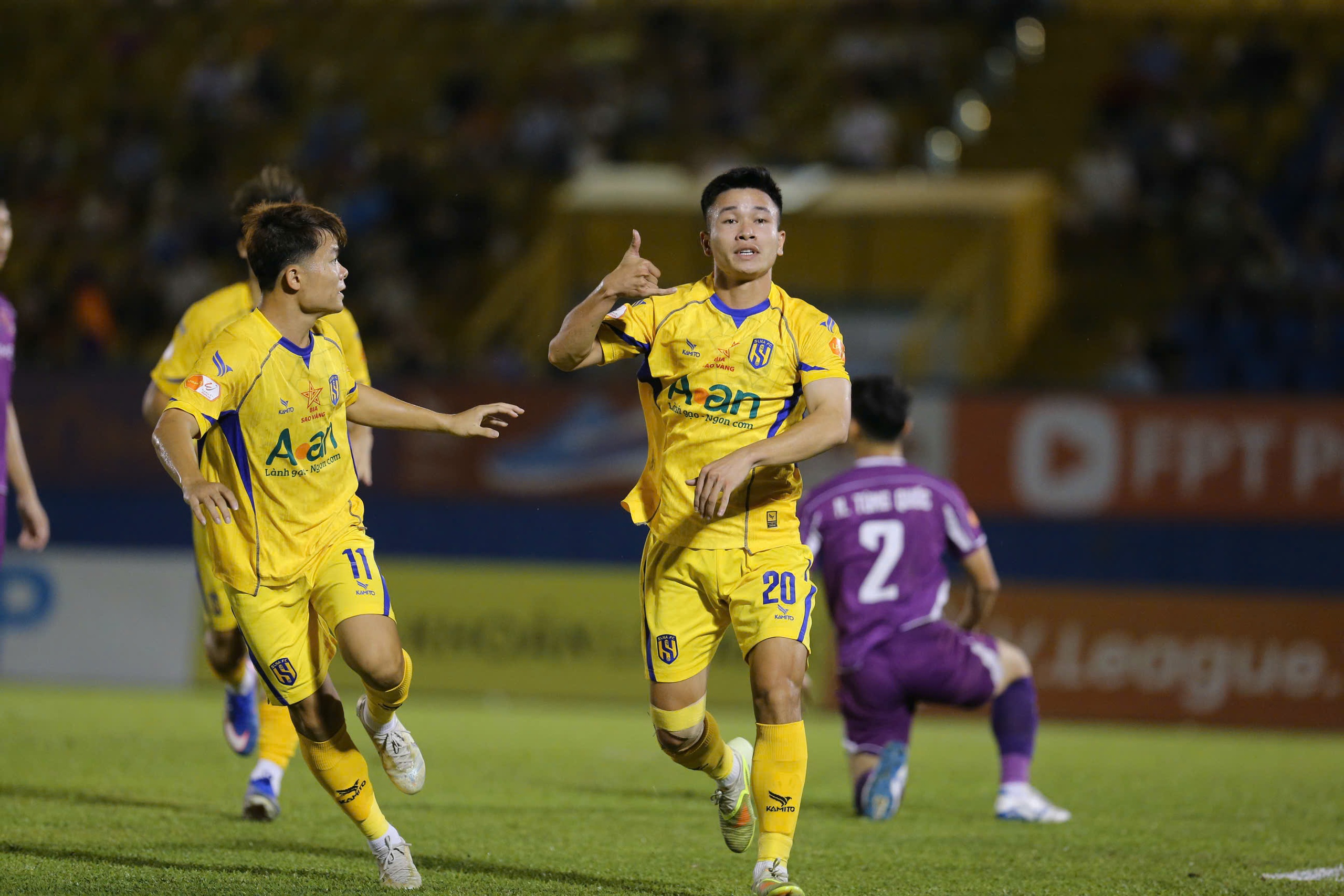 "Người nhện" U23 Việt Nam gi&uacute;p S&ocirc;ng Lam Nghệ An trụ hạng V-League - Ảnh 6.