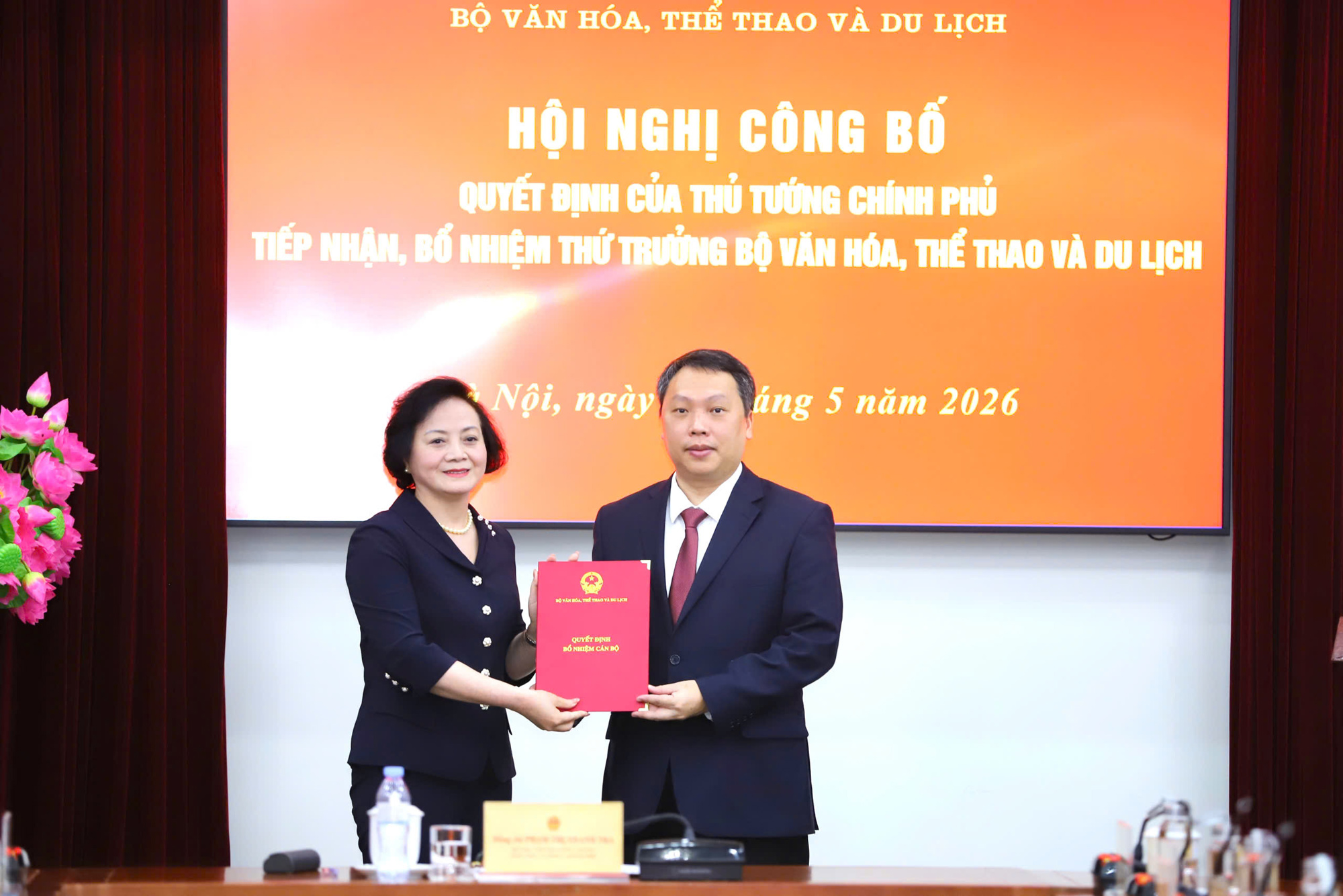 Trao quyết định bổ nhiệm &ocirc;ng Nguyễn Huy Dũng l&agrave;m Thứ trưởng Bộ Văn h&oacute;a, Thể thao v&agrave; Du lịch - Ảnh 1.