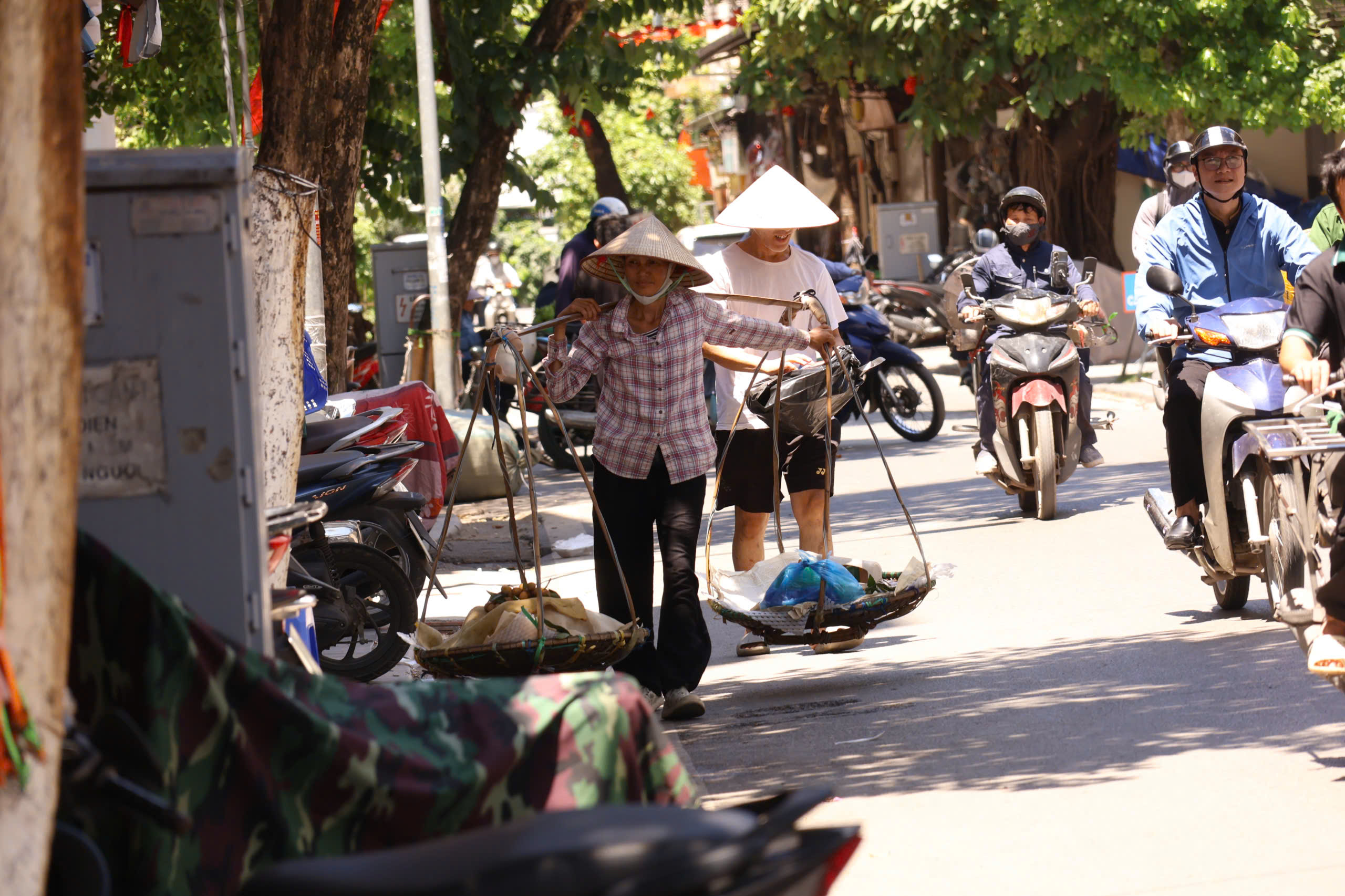 Nắng nóng Hà Nội 2026 khiến người lao động chật vật mưu sinh giữa chảo lửa - Ảnh 7.