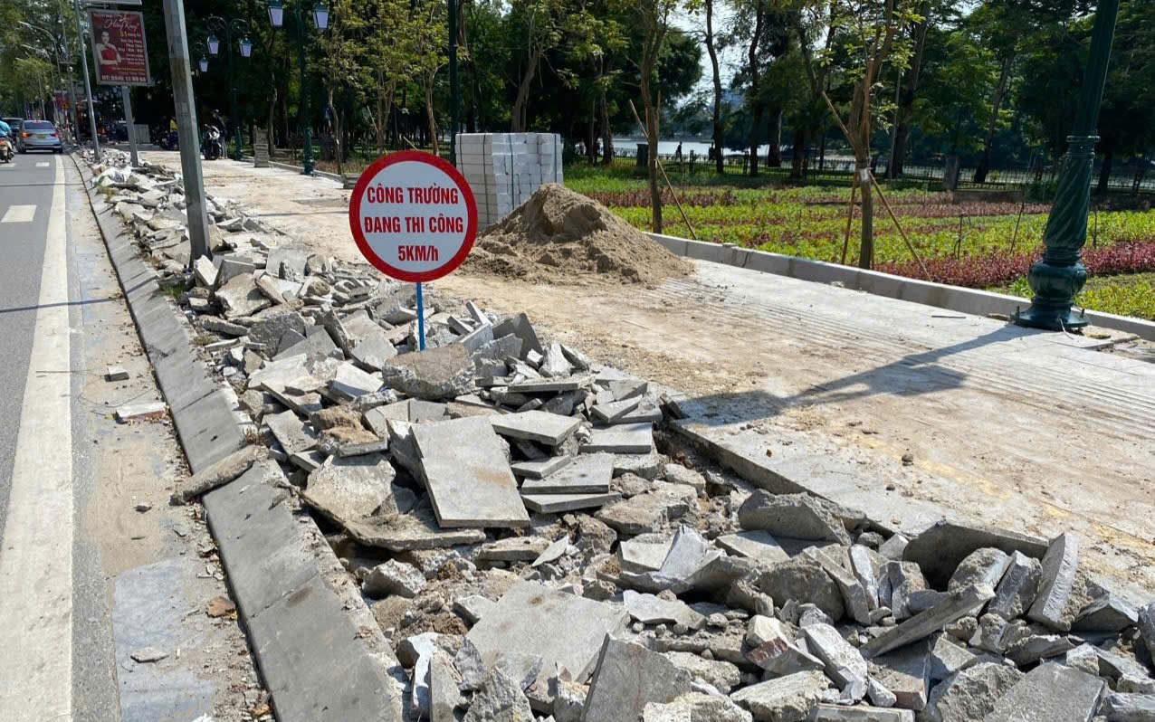 Tuyến vỉa hè lát đá gần như còn nguyên vẹn ở Hà Nội "bị đục phá"