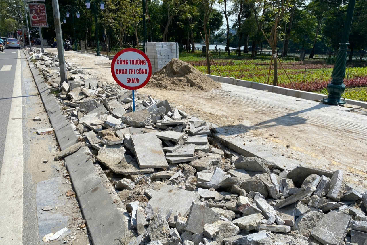 Vỉa hè Hà Nội trên tuyến Nguyễn Đình Chiểu bị đục phá gây lãng phí tài nguyên - Ảnh 4.