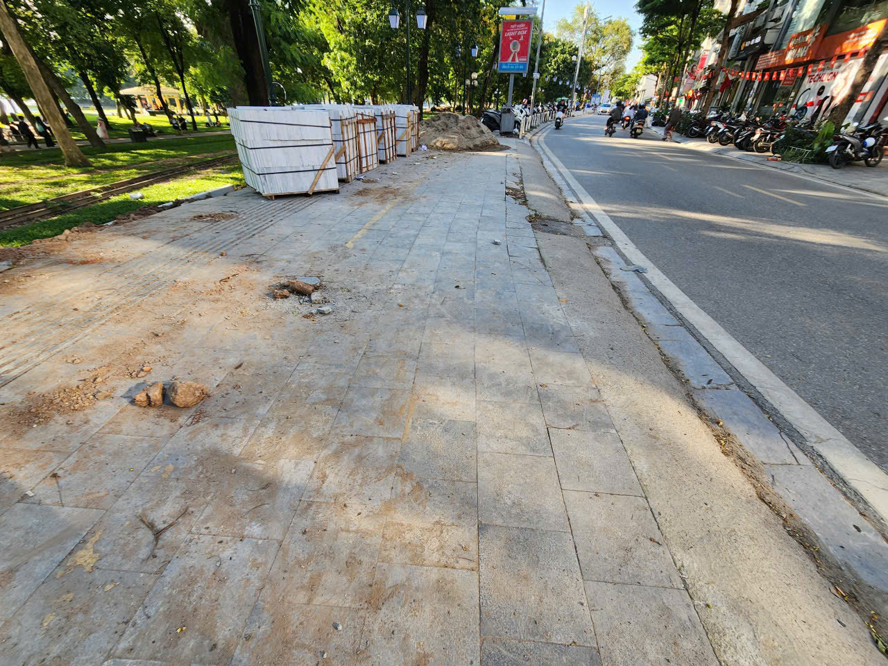 Vỉa hè Hà Nội trên tuyến Nguyễn Đình Chiểu bị đục phá gây lãng phí tài nguyên - Ảnh 3.