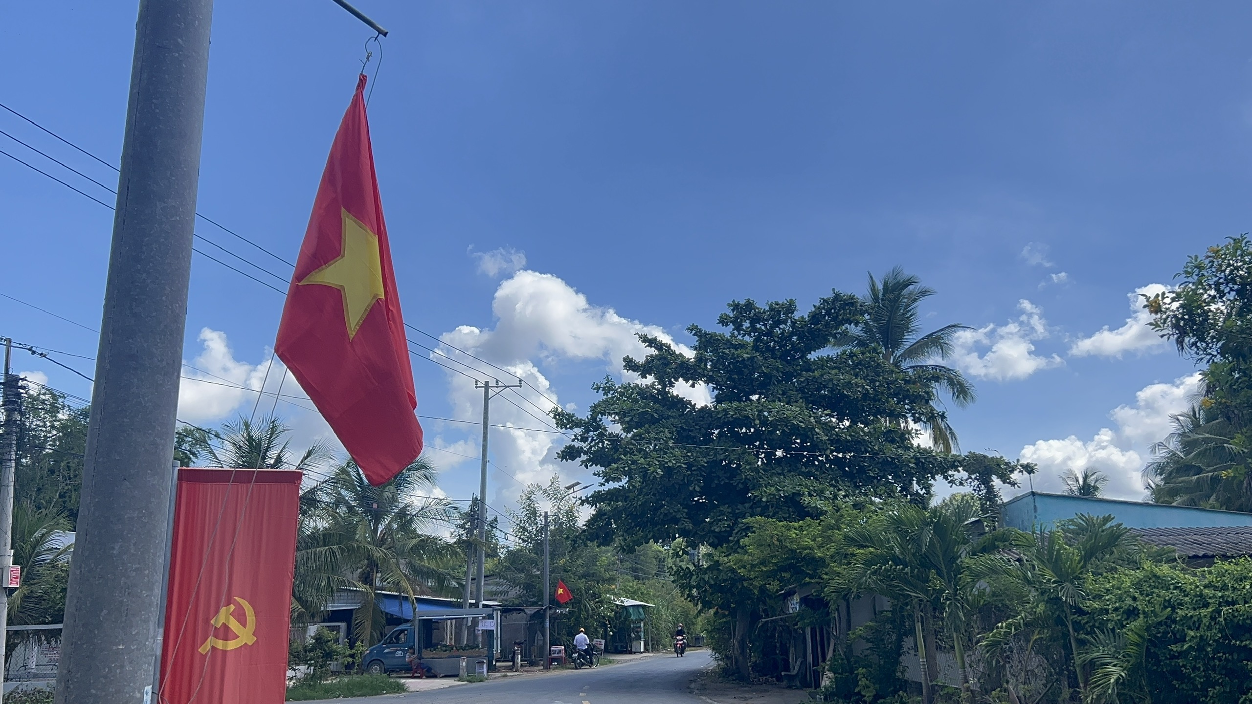 CLIP: Kh&aacute;nh th&agrave;nh c&ocirc;ng tr&igrave;nh "Đường cờ Tổ quốc" tr&ecirc;n qu&ecirc; hương chị &Uacute;t Tịch - Ảnh 4.