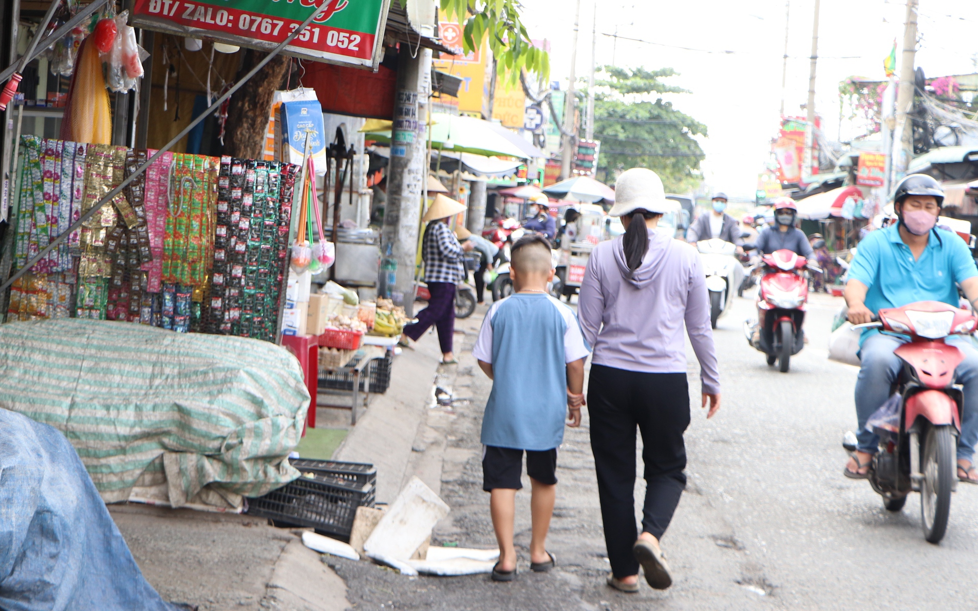 TPHCM: Đường thành chợ tự phát, người dân phải đi xuống lòng đường