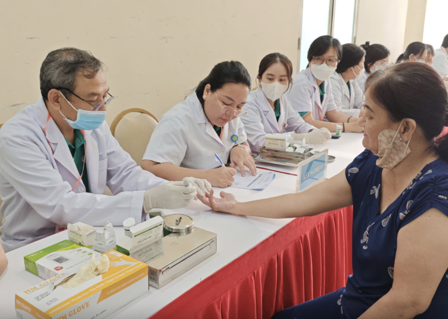 TP.HCM &ldquo;tổng lực&rdquo; kh&aacute;m sức khỏe to&agrave;n d&acirc;n: 9 x&atilde;, đặc khu bước v&agrave;o chiến dịch chưa từng c&oacute; - Ảnh 1.