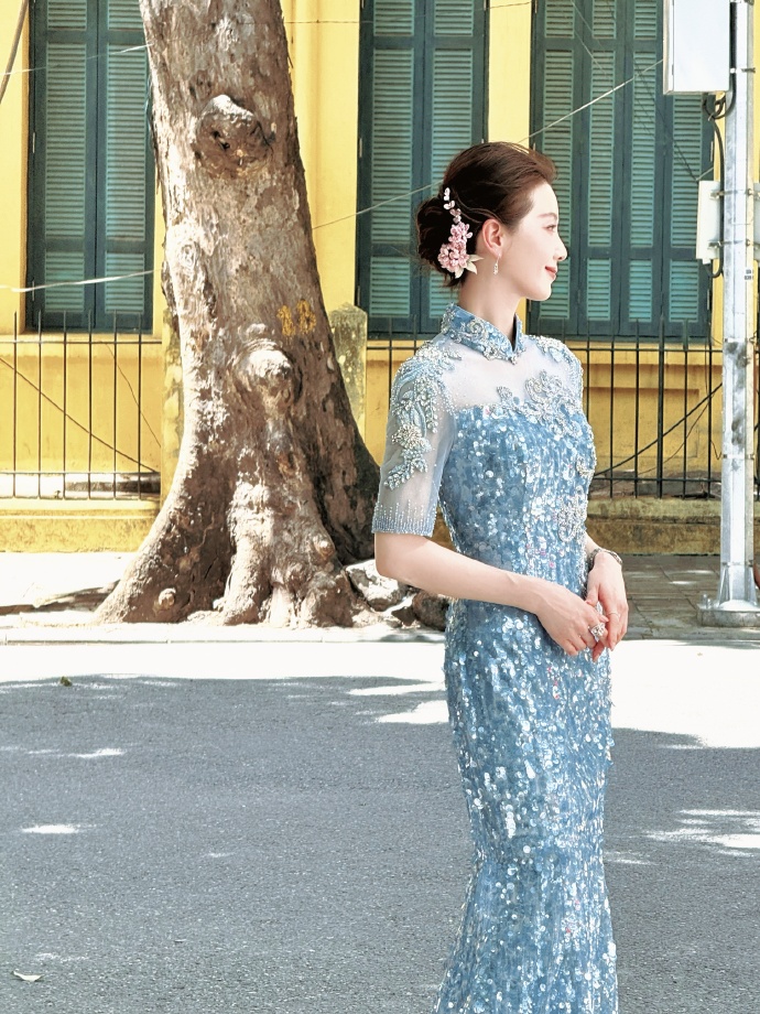 Mỹ nh&acirc;n Lưu Thi Thi đẹp lung linh tr&ecirc;n phố H&agrave; Nội - Ảnh 13.