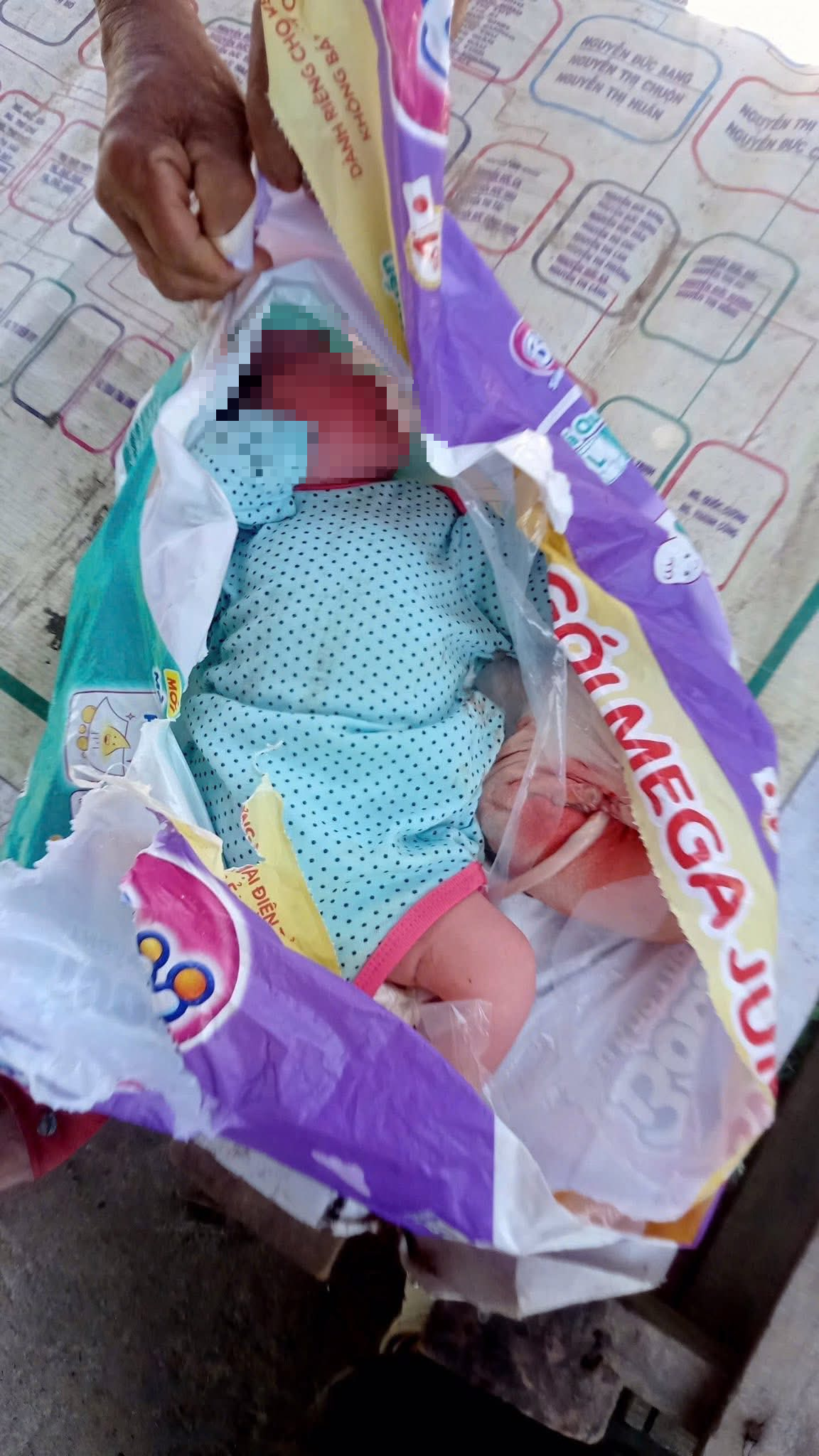 B&eacute; g&aacute;i c&ograve;n nguy&ecirc;n d&acirc;y rốn bị bỏ rơi ở Đ&agrave; Nẵng g&acirc;y x&ocirc;n xao dư luận - Ảnh 1.