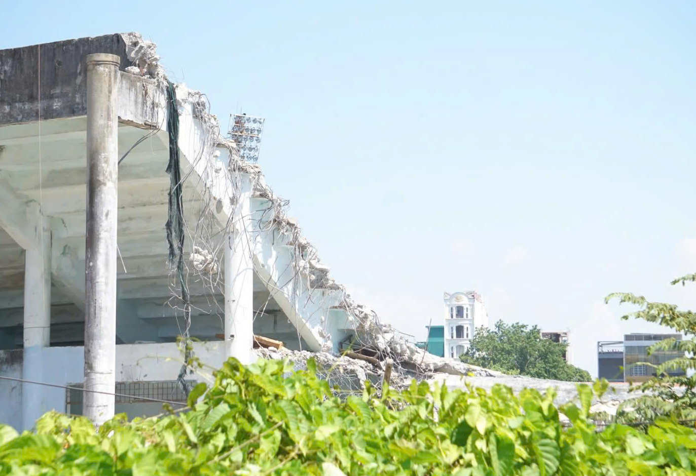 Đà Nẵng tháo dỡ sân vận động Chi Lăng để chuẩn bị đấu giá tài sản - Ảnh 3.
