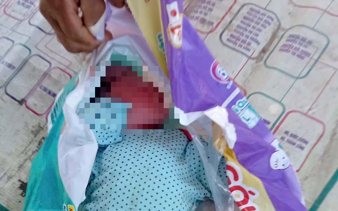 Đà Nẵng: Bé gái còn nguyên dây rốn bị bỏ rơi giữa trưa nắng
