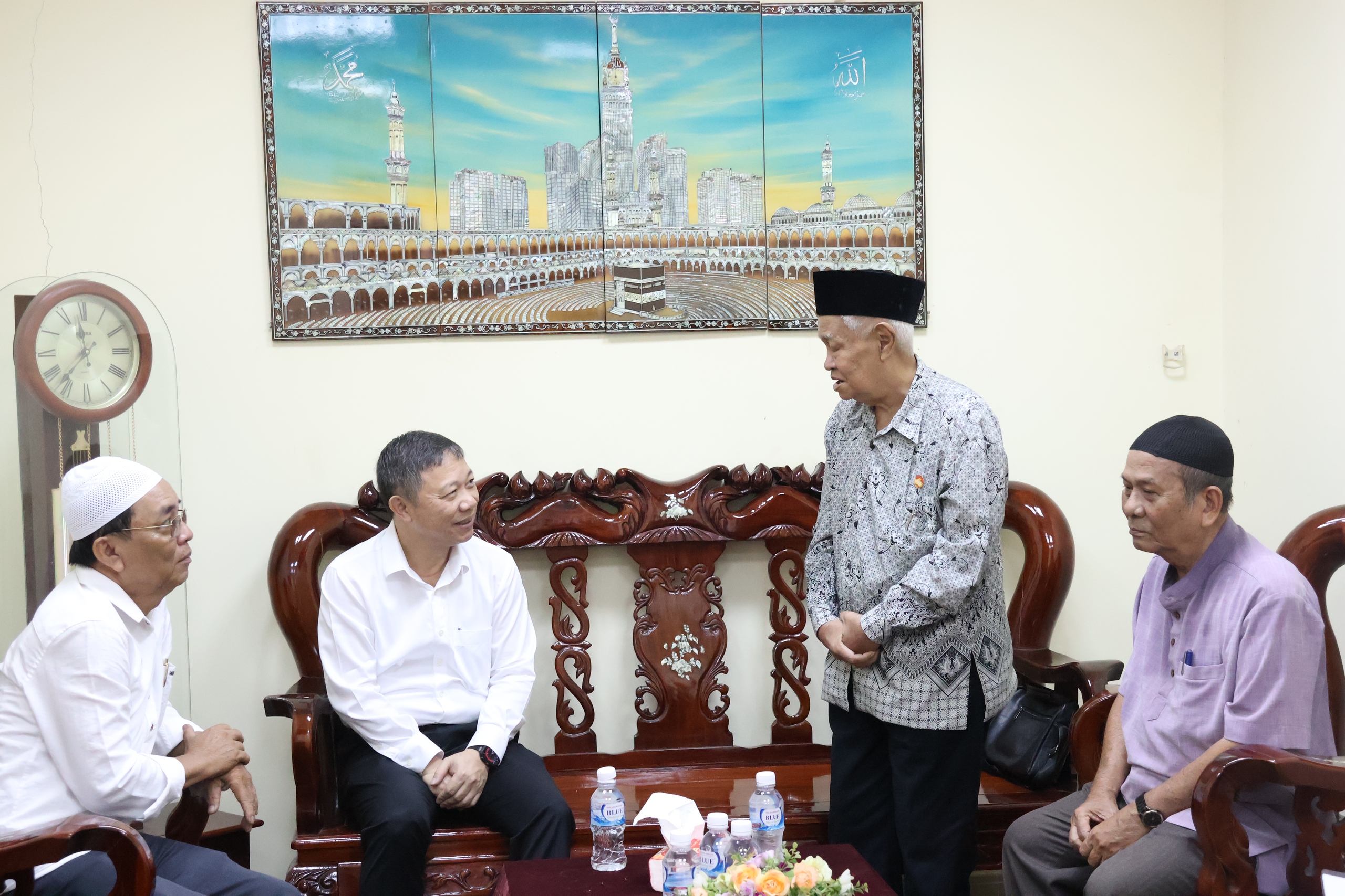 Trưởng Ban Tuy&ecirc;n gi&aacute;o v&agrave; D&acirc;n vận Th&agrave;nh ủy TPHCM thăm cộng đồng Hồi gi&aacute;o nh&acirc;n Đại lễ Raya Idil Adha - Ảnh 4.