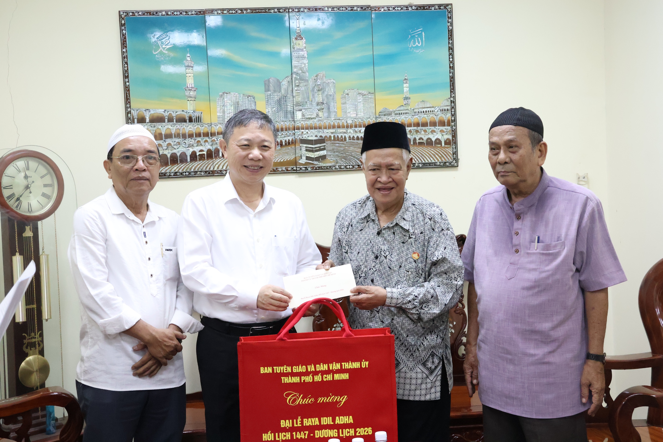 Trưởng Ban Tuy&ecirc;n gi&aacute;o v&agrave; D&acirc;n vận Th&agrave;nh ủy TPHCM thăm cộng đồng Hồi gi&aacute;o nh&acirc;n Đại lễ Raya Idil Adha - Ảnh 2.