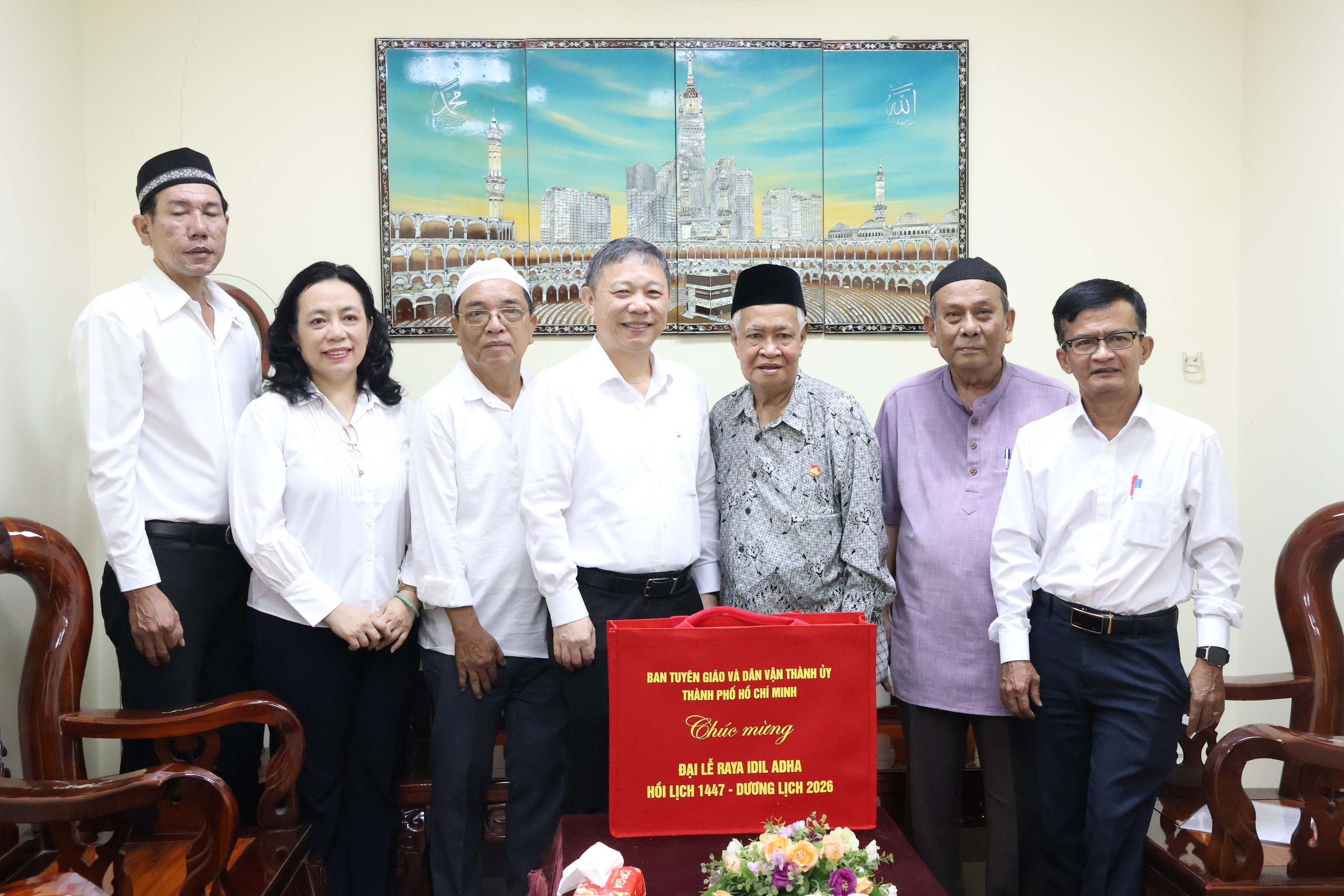 Trưởng Ban Tuy&ecirc;n gi&aacute;o v&agrave; D&acirc;n vận Th&agrave;nh ủy TPHCM thăm cộng đồng Hồi gi&aacute;o nh&acirc;n Đại lễ Raya Idil Adha - Ảnh 3.