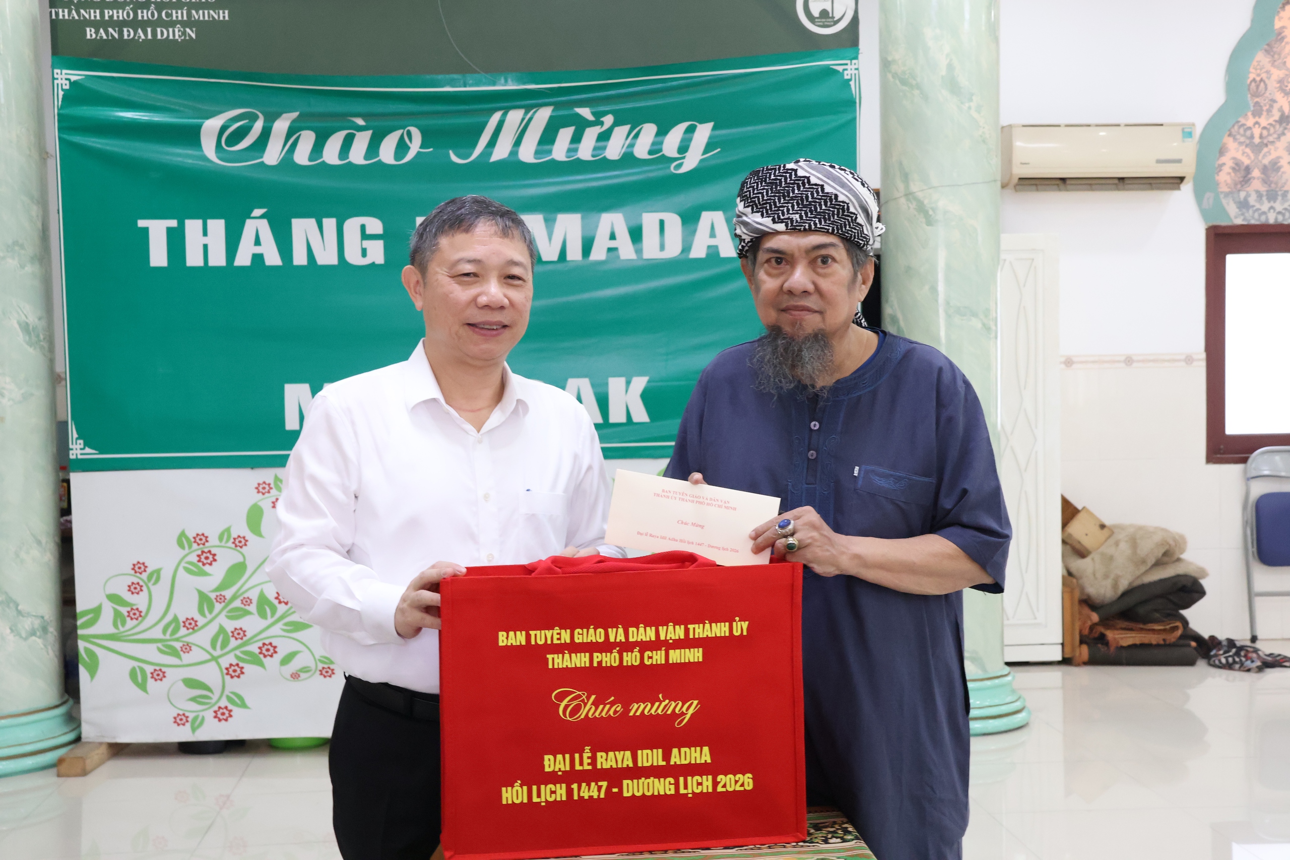Trưởng Ban Tuy&ecirc;n gi&aacute;o v&agrave; D&acirc;n vận Th&agrave;nh ủy TPHCM thăm cộng đồng Hồi gi&aacute;o nh&acirc;n Đại lễ Raya Idil Adha - Ảnh 5.