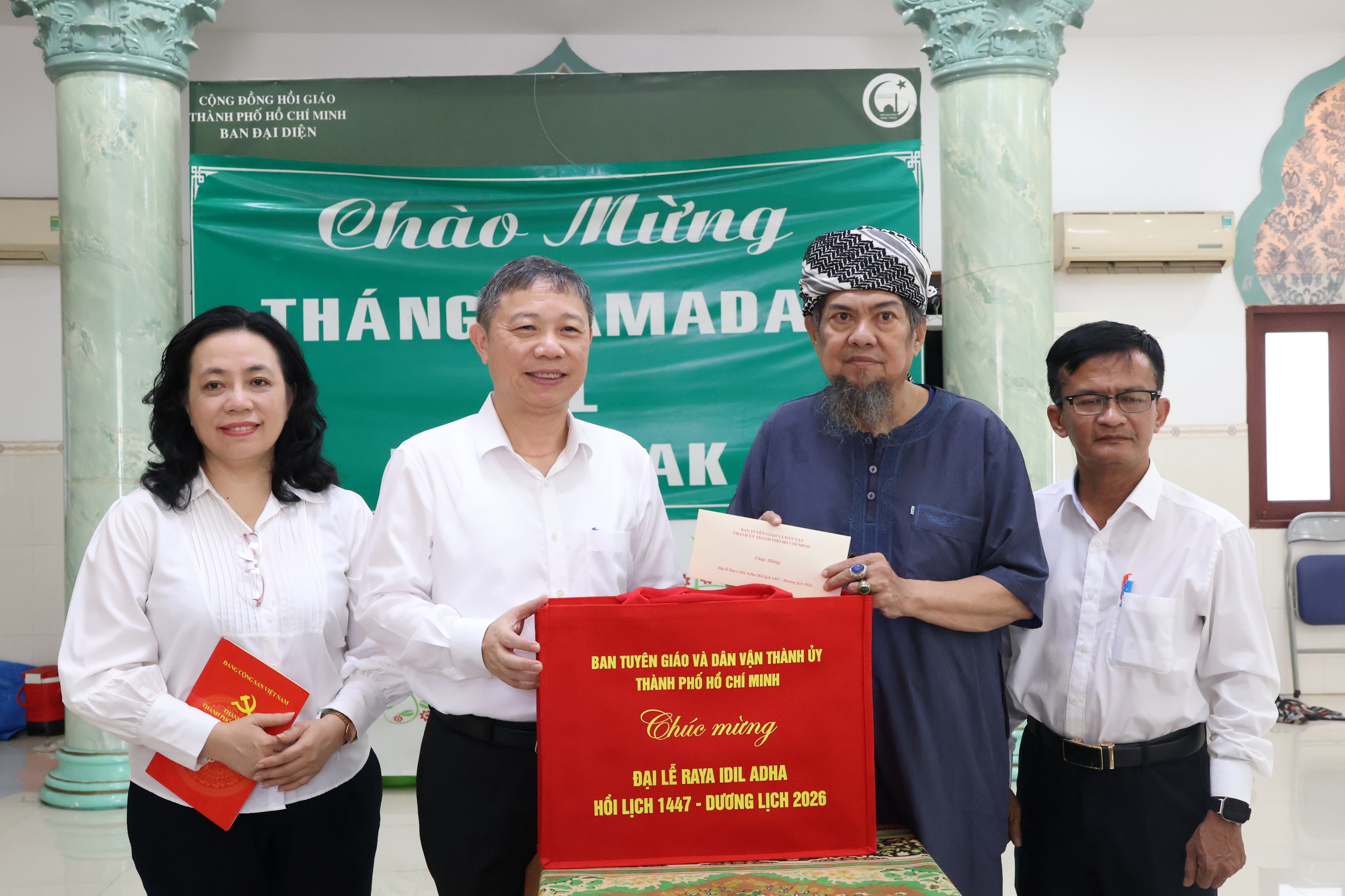 Trưởng Ban Tuy&ecirc;n gi&aacute;o v&agrave; D&acirc;n vận Th&agrave;nh ủy TPHCM thăm cộng đồng Hồi gi&aacute;o nh&acirc;n Đại lễ Raya Idil Adha - Ảnh 6.