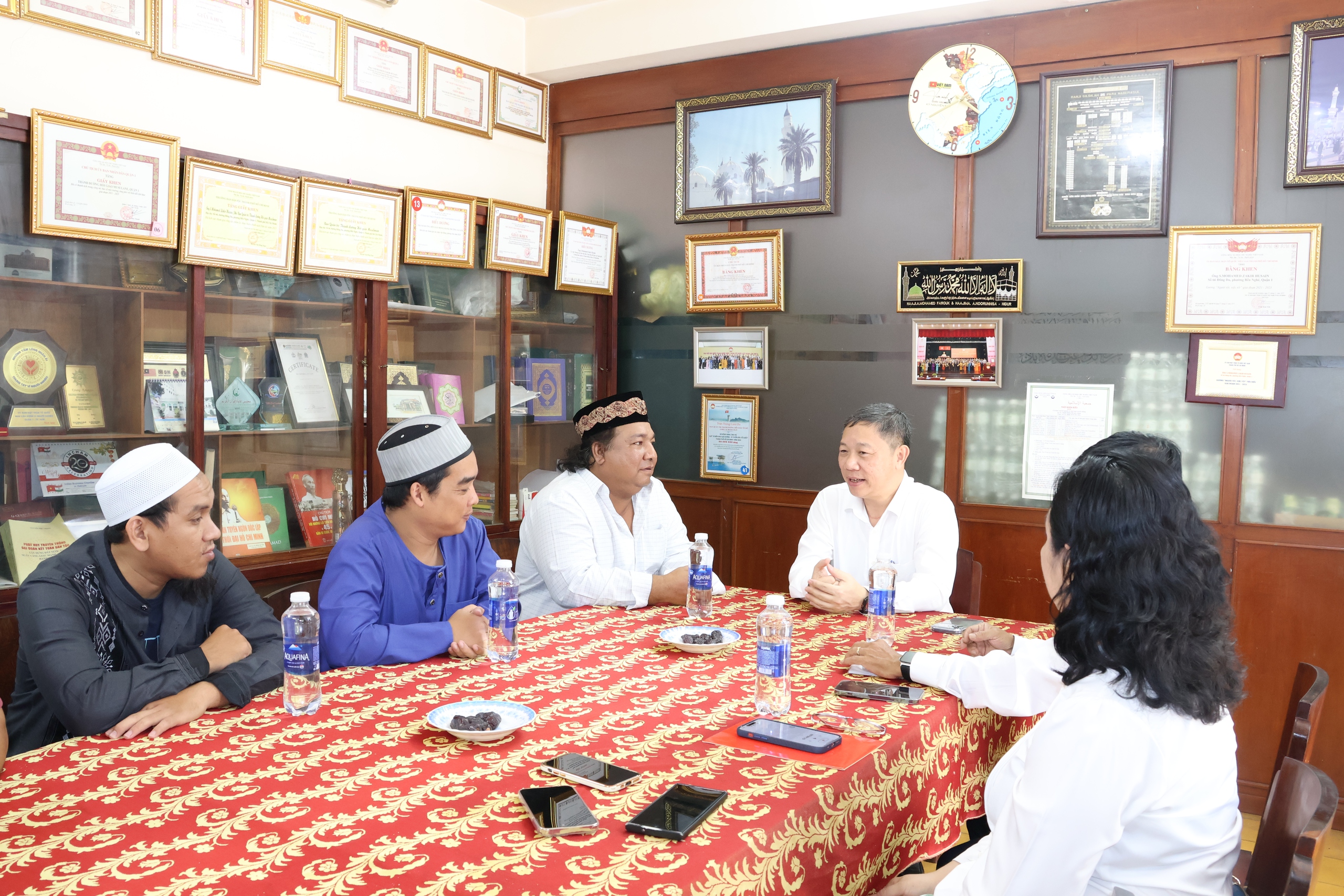 Trưởng Ban Tuy&ecirc;n gi&aacute;o v&agrave; D&acirc;n vận Th&agrave;nh ủy TPHCM thăm cộng đồng Hồi gi&aacute;o nh&acirc;n Đại lễ Raya Idil Adha - Ảnh 7.