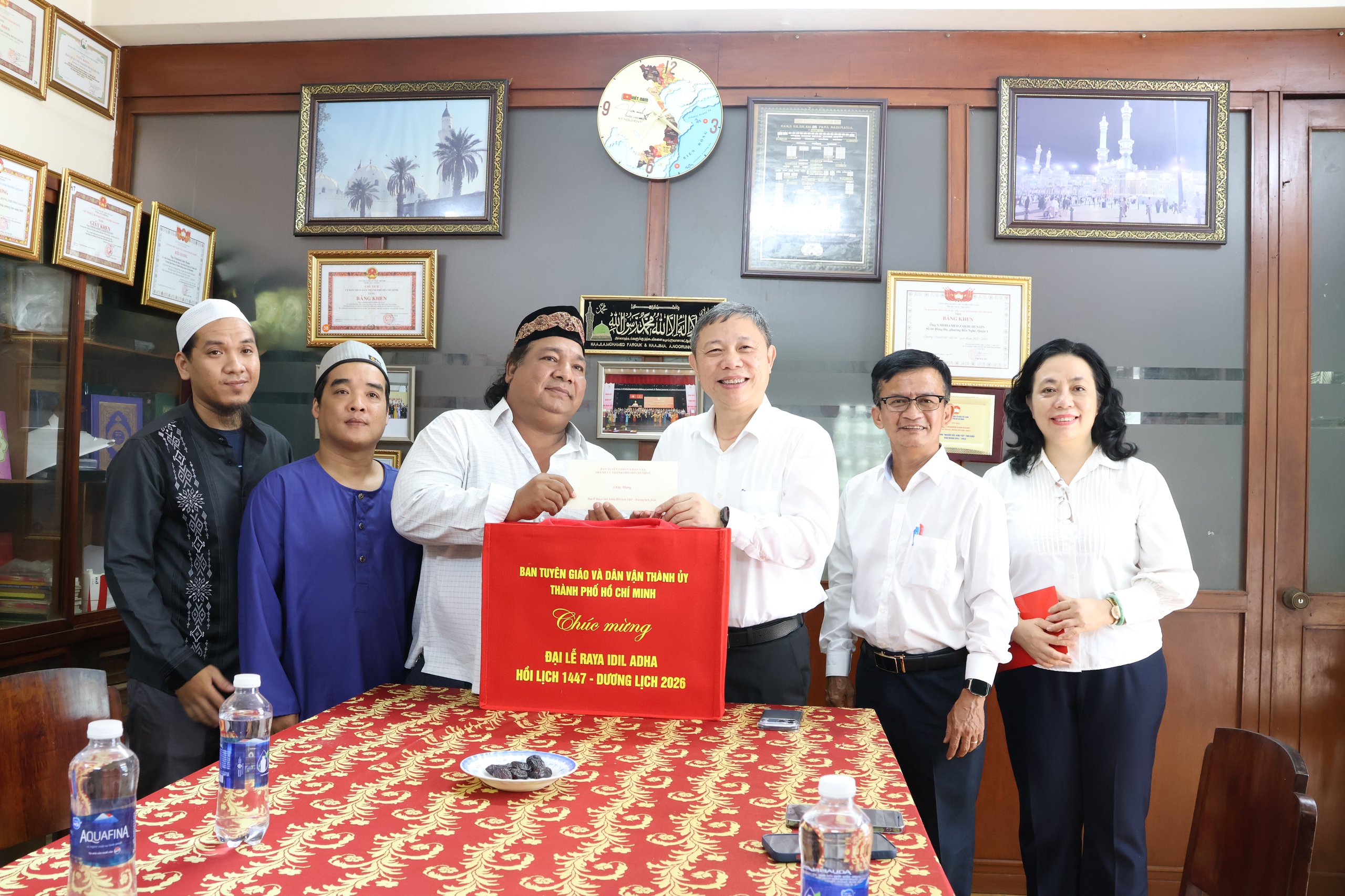 Trưởng Ban Tuy&ecirc;n gi&aacute;o v&agrave; D&acirc;n vận Th&agrave;nh ủy TPHCM thăm cộng đồng Hồi gi&aacute;o nh&acirc;n Đại lễ Raya Idil Adha - Ảnh 9.