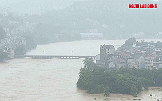 VIDEO: Khoảnh khắc ô tô rơi xuống sông dữ do sập cầu tại Trung Quốc - Ảnh 1.
