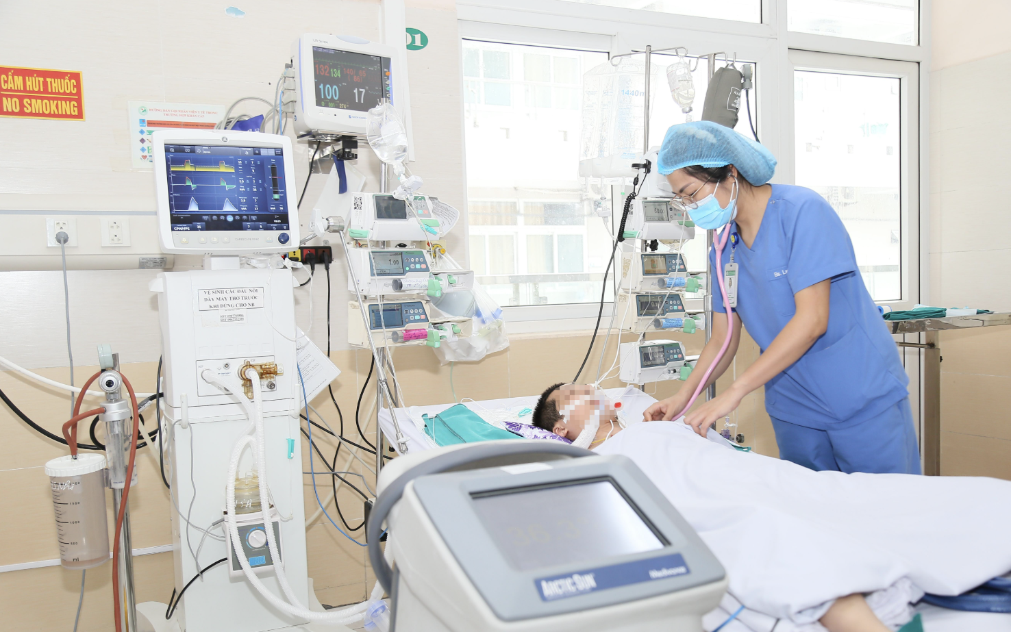 Bé trai thoát nguy kịch sau đuối nước nhờ được ép tim kịp thời