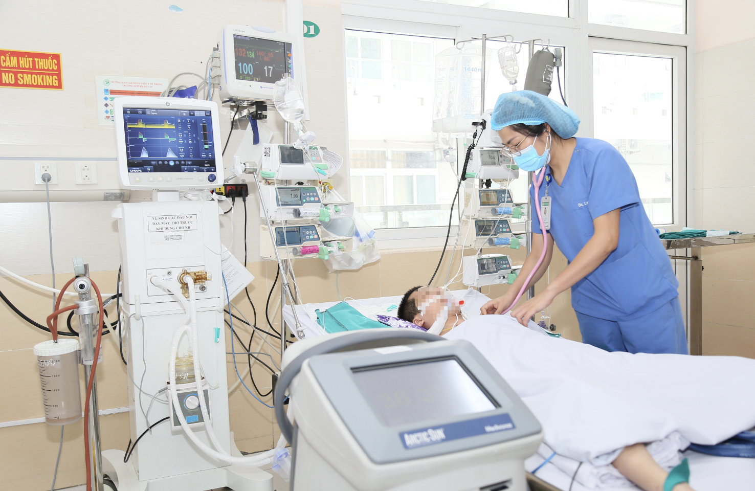 B&eacute; trai tho&aacute;t nguy kịch sau đuối nước nhờ được &eacute;p tim kịp thời - Ảnh 1.