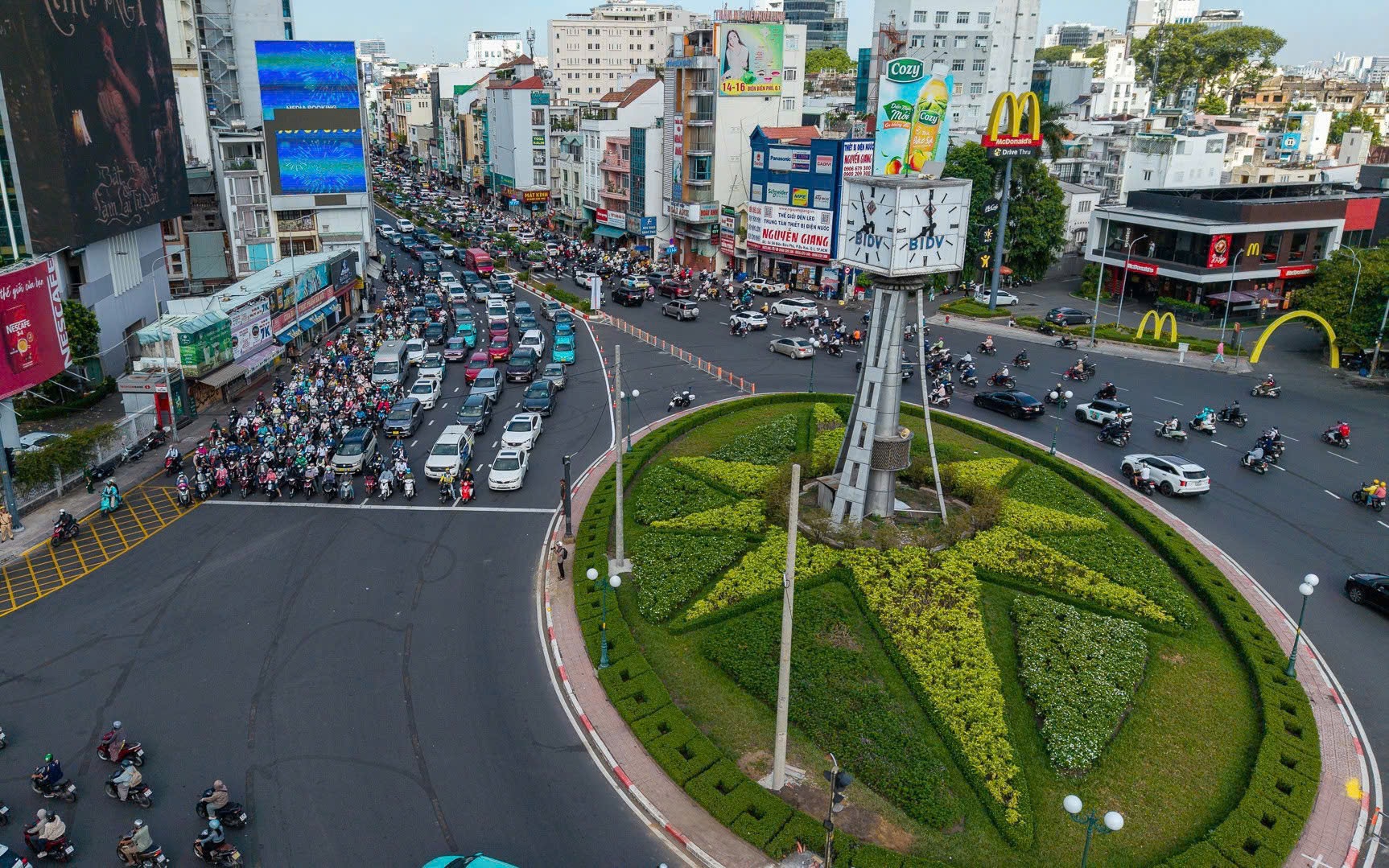 CSGT dùng flycam điều tiết giao thông tại vòng xoay Điện Biên Phủ