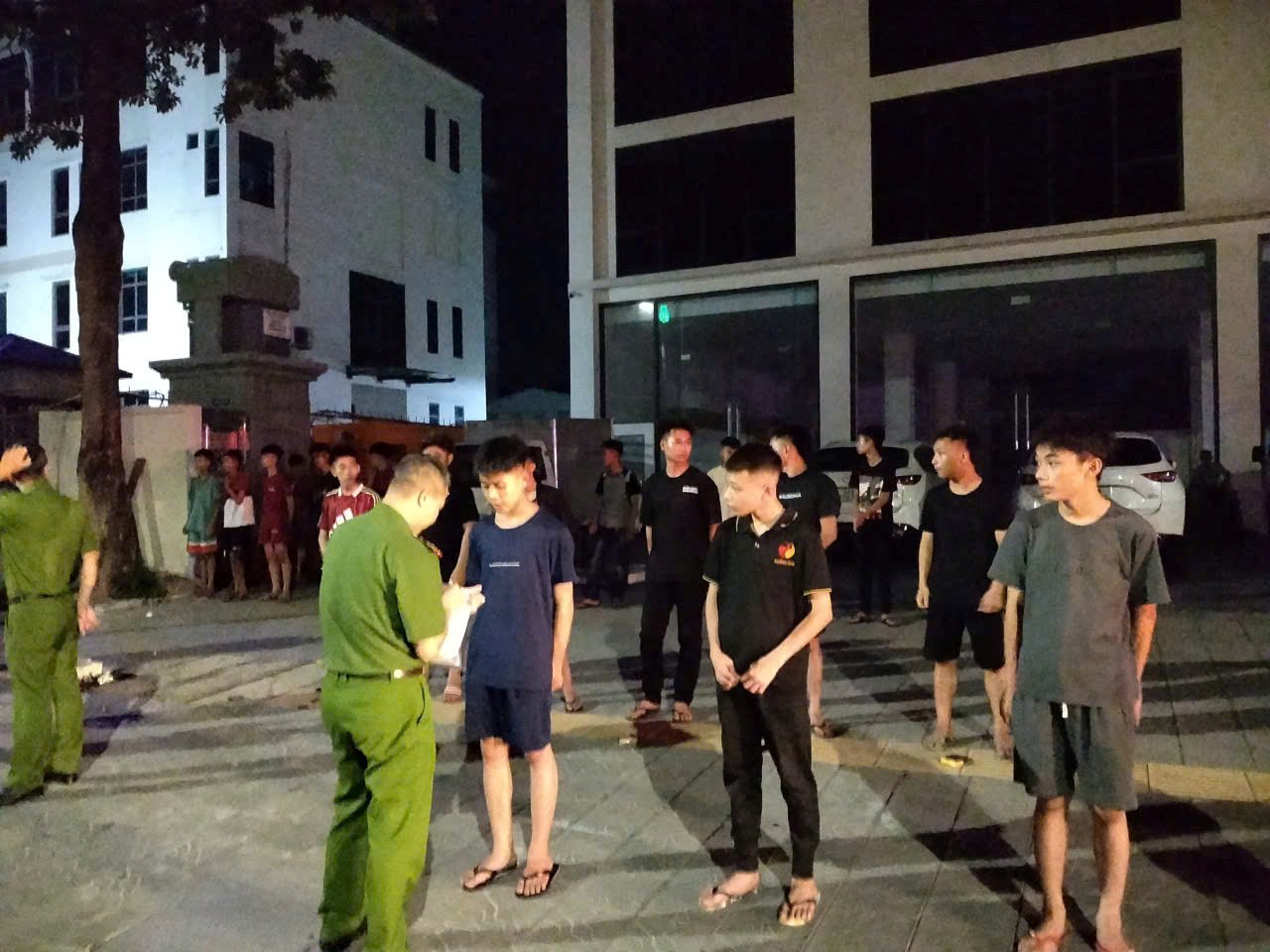 Bàn giao 36 trường hợp livestream cổ vũ đua xe tại Hải Phòng - Ảnh 1.