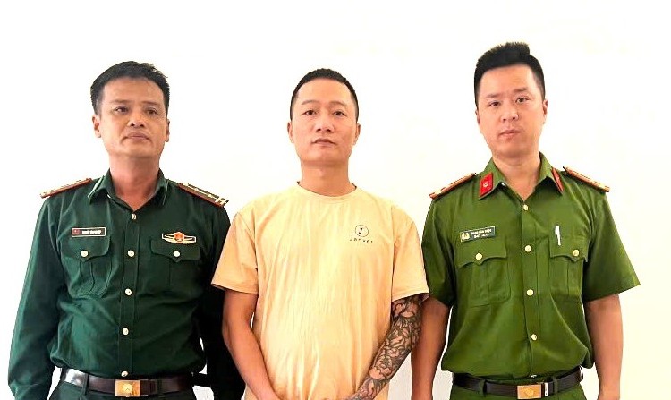 Bắt đối tượng có lệnh truy nã của cảnh sát quốc tế INTERPOL - Ảnh 1.