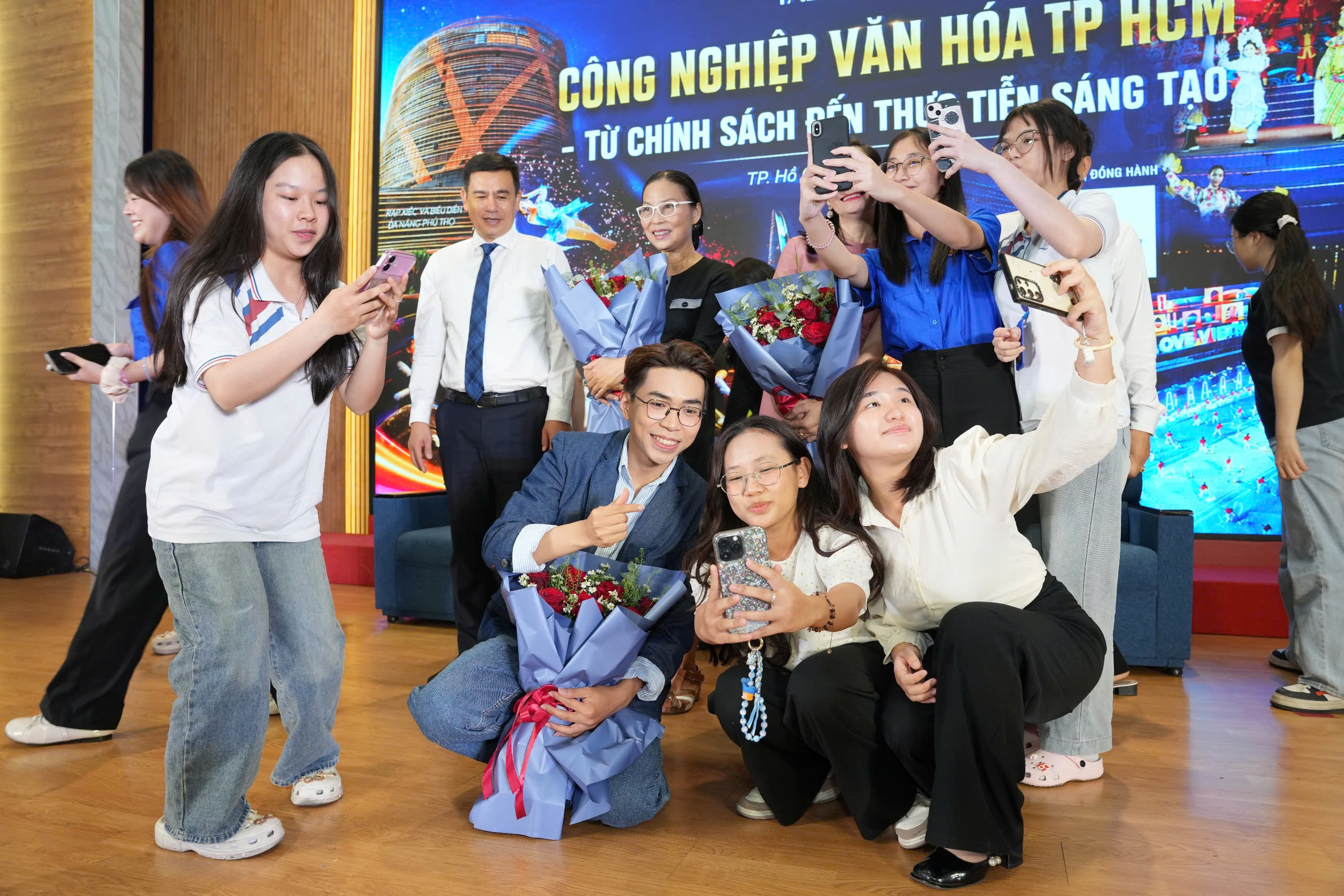 Khi ranh giới thẩm mỹ bị xô lệch (*): Nghệ sĩ và trách nhiệm công chúng - Ảnh 2.