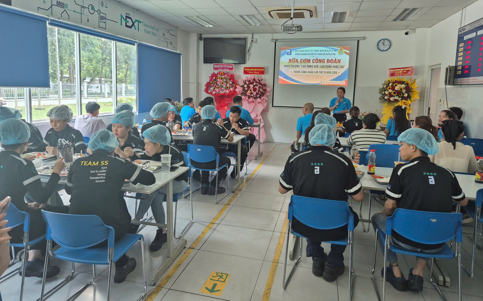 Gắn kết người lao động với doanh nghiệp từ "Bữa cơm Công đoàn"