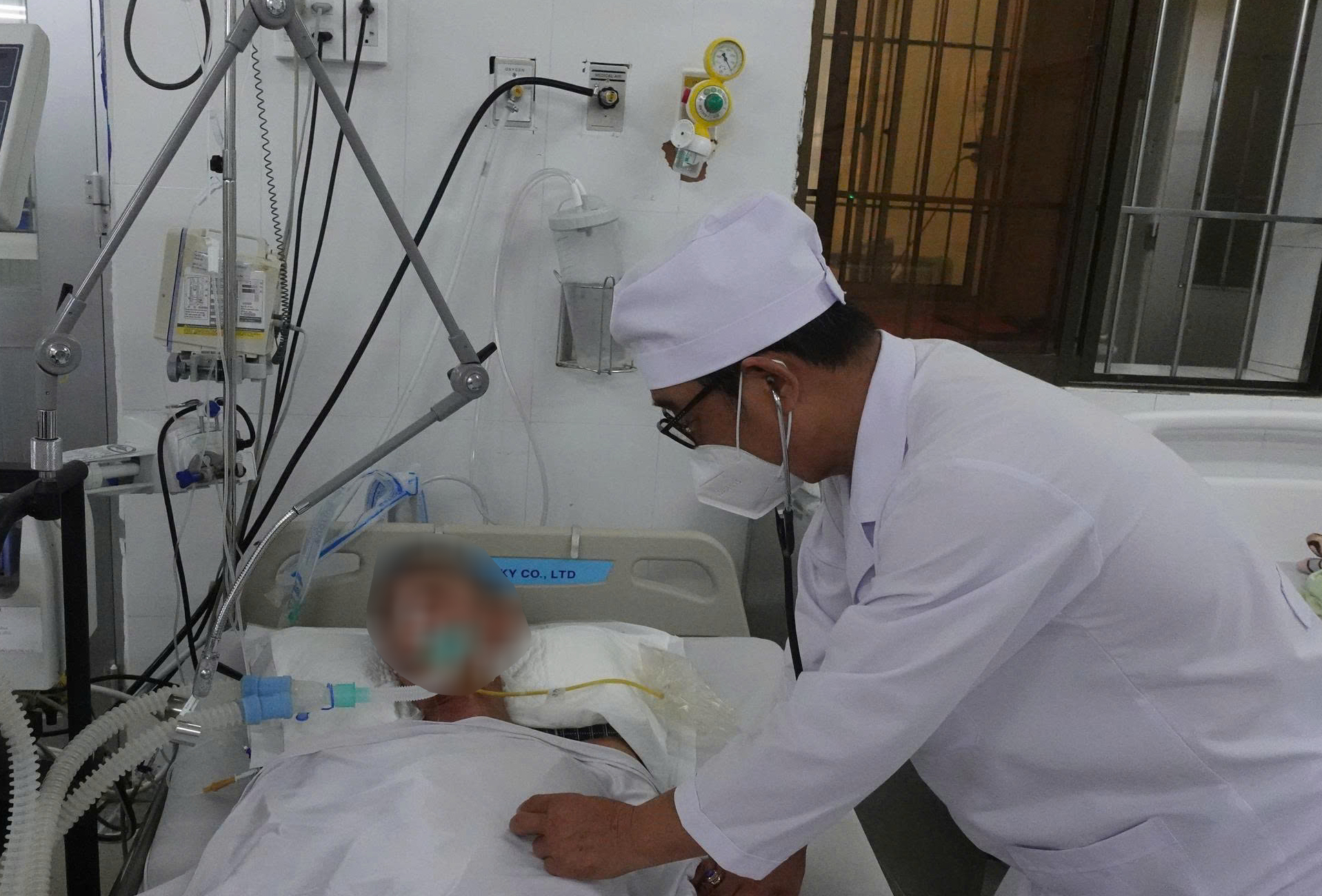 Một người tử vong sau khi nhậu rượu đế - Ảnh 1.