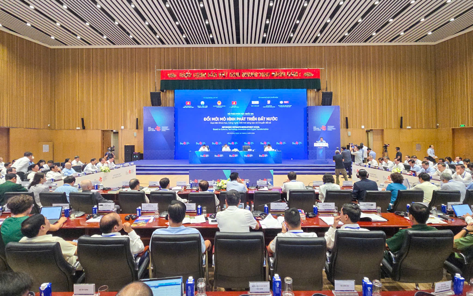Đổi mới mô hình phát triển đất nước dựa trên khoa học, công nghệ và chuyển đổi số
