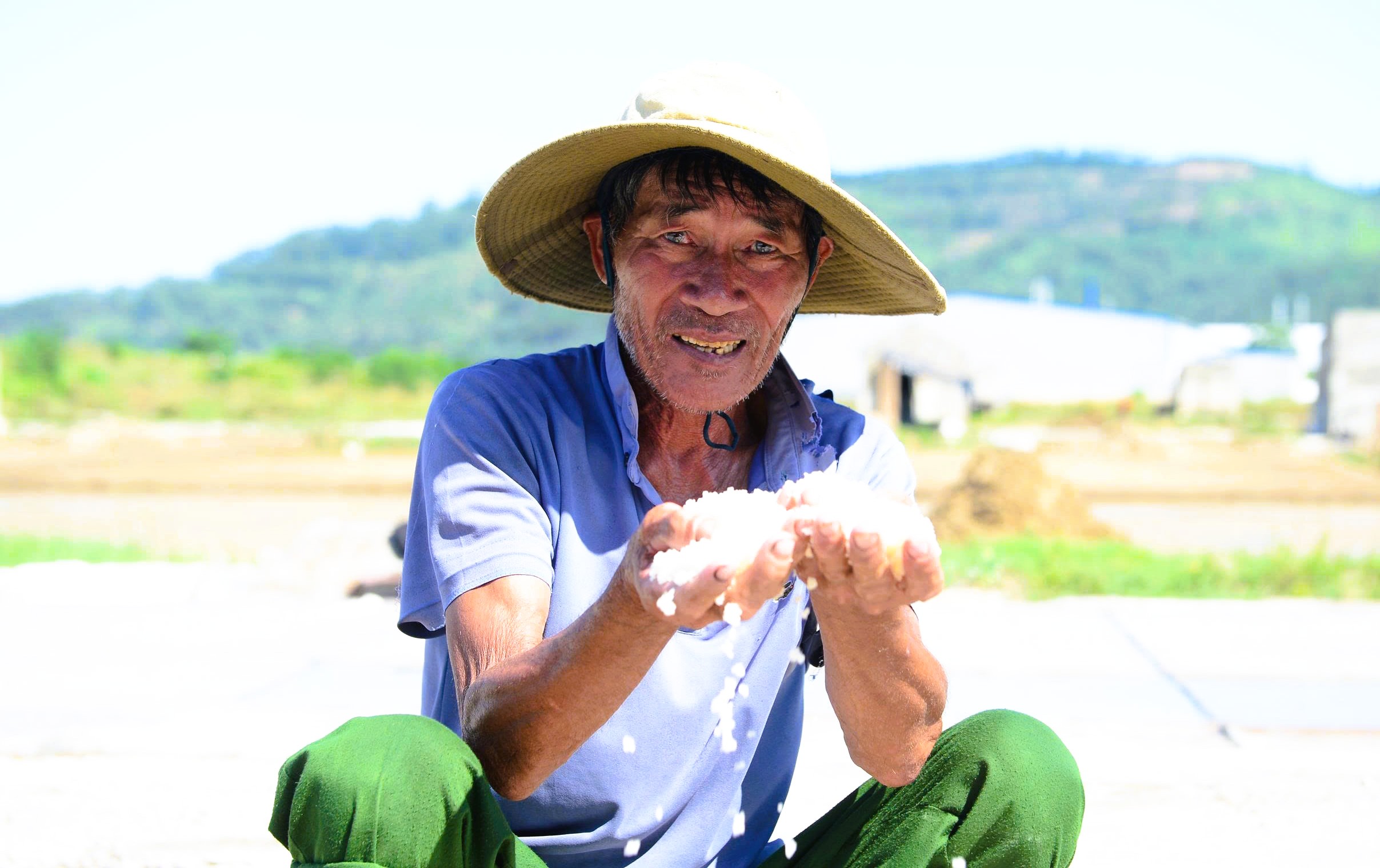Nông dân mưu sinh trên đồng ruộng nắng chang chang - Ảnh 19.