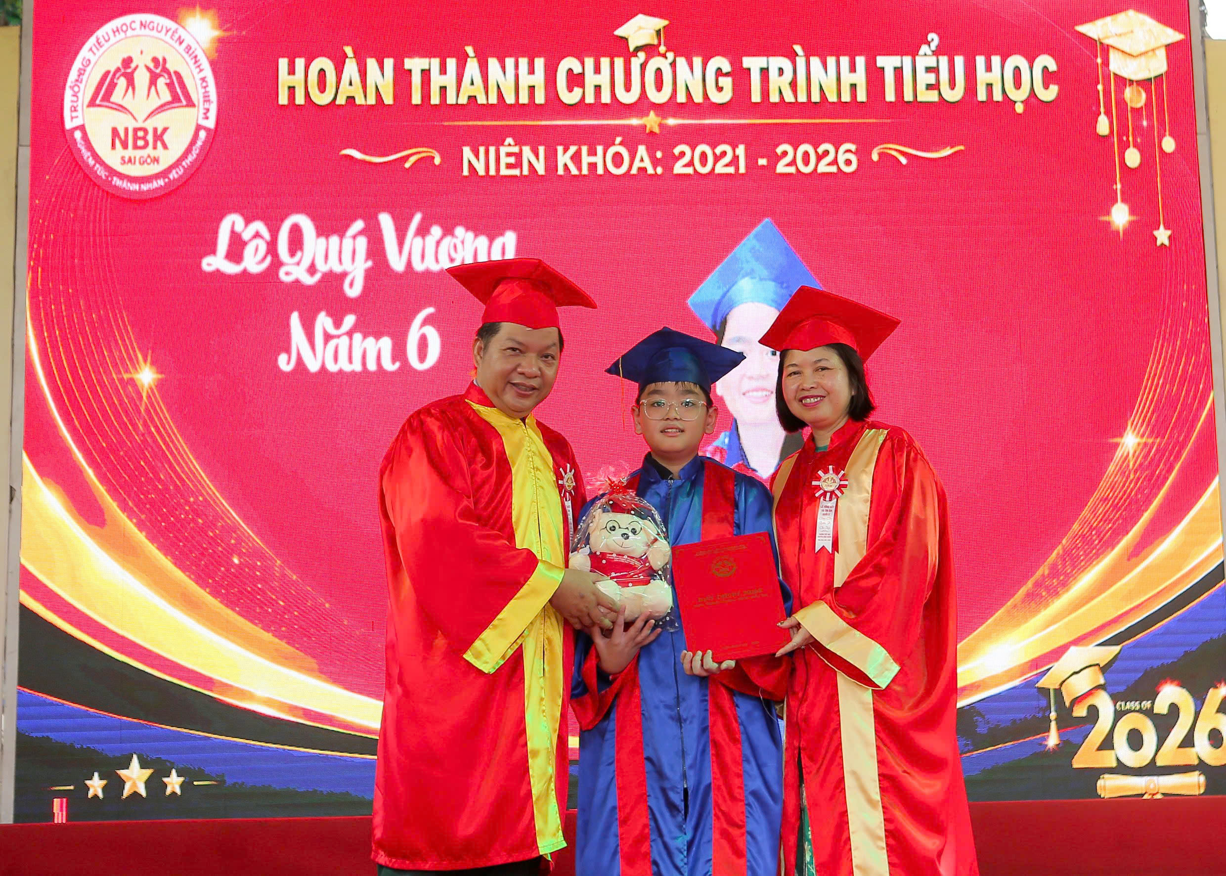 C&ocirc; hiệu trưởng với b&agrave;i ph&aacute;t biểu x&uacute;c động d&agrave;nh cho thế hệ học sinh sở hữu k&yacute; ức độc bản  - Ảnh 1.