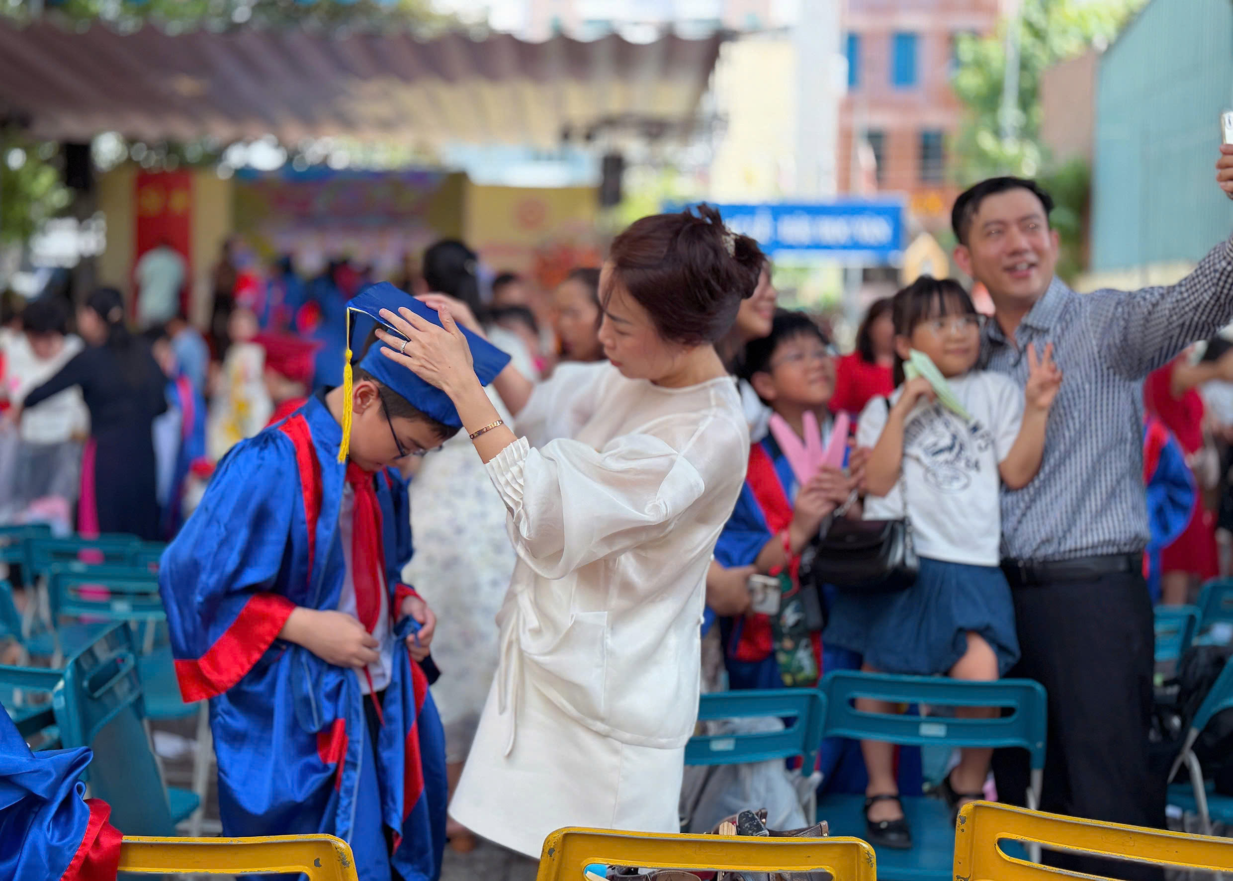 C&ocirc; hiệu trưởng với b&agrave;i ph&aacute;t biểu x&uacute;c động d&agrave;nh cho thế hệ học sinh sở hữu k&yacute; ức độc bản  - Ảnh 3.