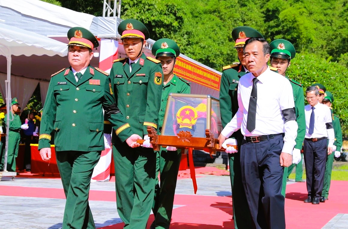 Đại tướng Nguyễn Trọng Nghĩa dự lễ truy điệu 19 liệt sĩ, an t&aacute;ng 19 h&agrave;i cốt liệt sĩ hy sinh tại L&agrave;o - Ảnh 1.