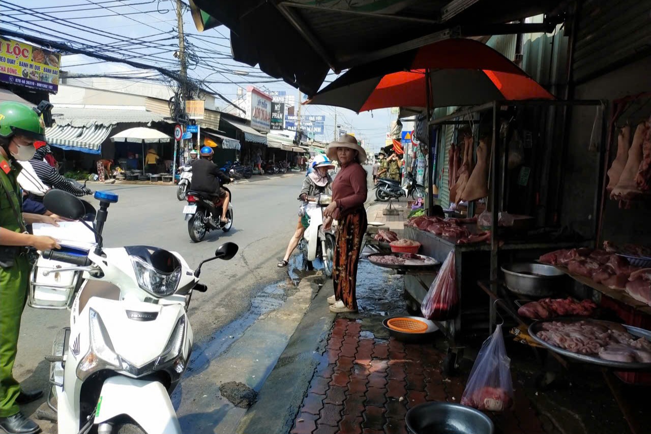Xử l&yacute; lấn chiếm l&ograve;ng đường, vỉa h&egrave;: L&agrave;m nghi&ecirc;m nhưng vẫn tạo sinh kế cho người d&acirc;n - Ảnh 6.