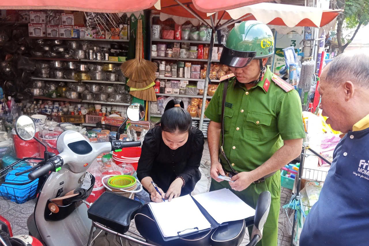 Xử l&yacute; lấn chiếm l&ograve;ng đường, vỉa h&egrave;: L&agrave;m nghi&ecirc;m nhưng vẫn tạo sinh kế cho người d&acirc;n - Ảnh 2.