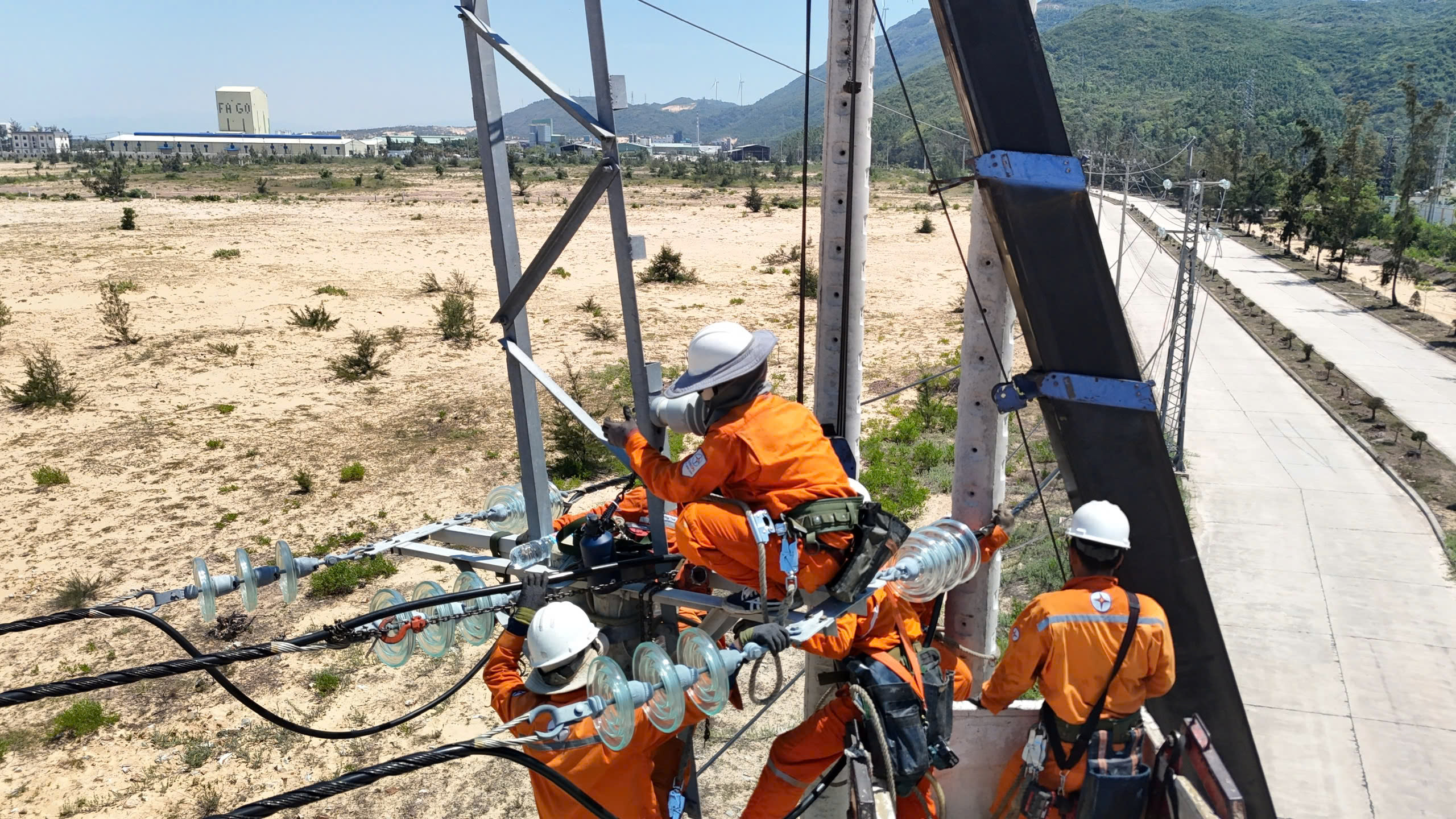 EVNCPC tăng cường các giải pháp đảm bảo cấp điện mùa nắng nóng - Ảnh 6.