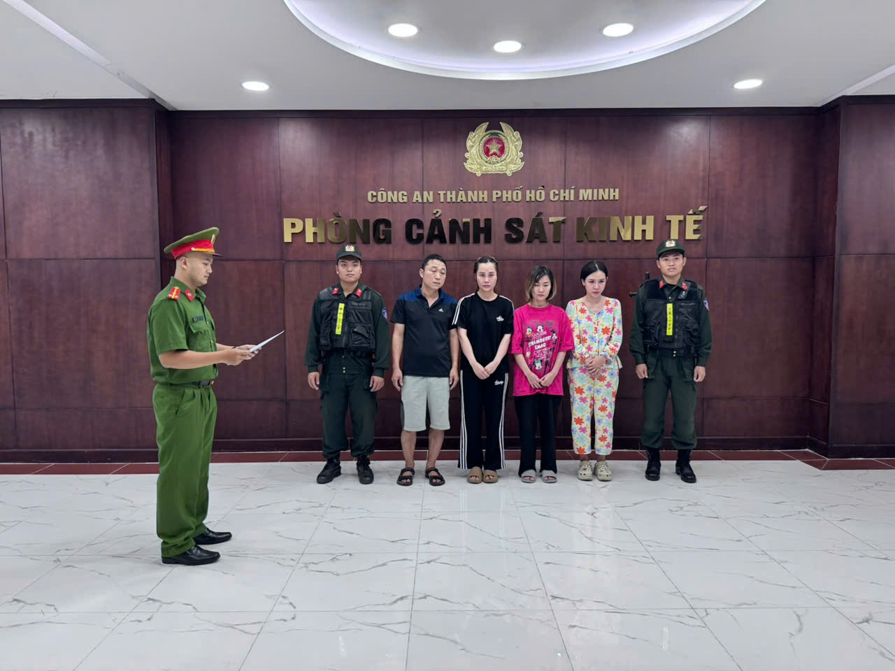 Phỏng vấn độc quyền: C&ocirc;ng an TPHCM quyết &ldquo;đ&aacute;nh tận gốc&rdquo; c&aacute;c đường d&acirc;y h&agrave;ng giả, thực phẩm bẩn - Ảnh 41.