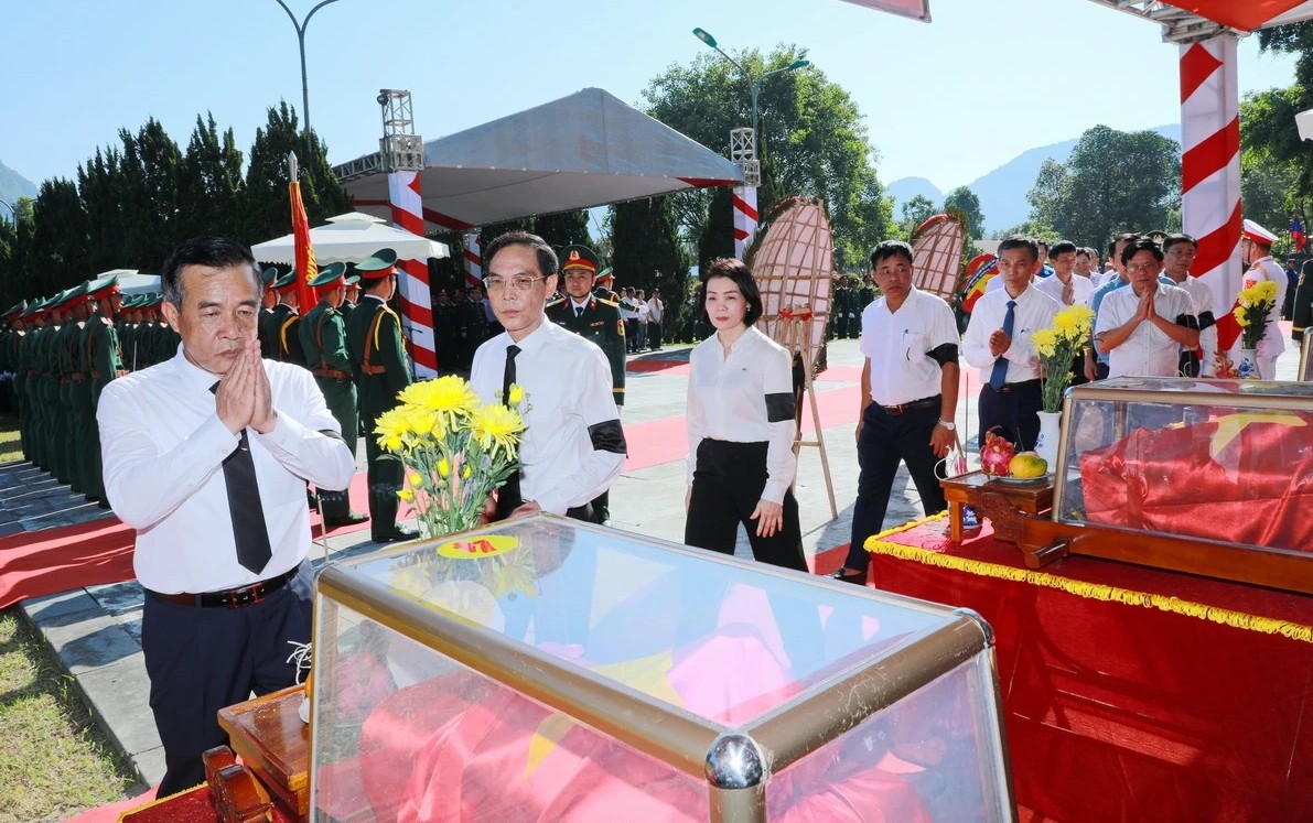 Đại tướng Nguyễn Trọng Nghĩa dự lễ truy điệu 19 liệt sĩ, an t&aacute;ng 19 h&agrave;i cốt liệt sĩ hy sinh tại L&agrave;o - Ảnh 2.