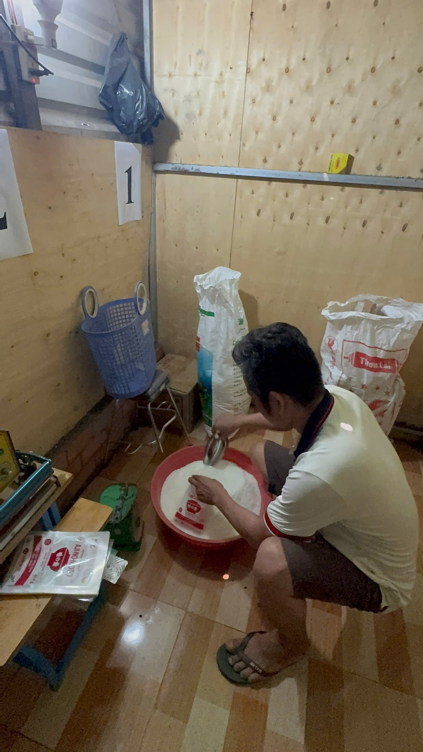 Phỏng vấn độc quyền: C&ocirc;ng an TPHCM quyết &ldquo;đ&aacute;nh tận gốc&rdquo; c&aacute;c đường d&acirc;y h&agrave;ng giả, thực phẩm bẩn - Ảnh 52.