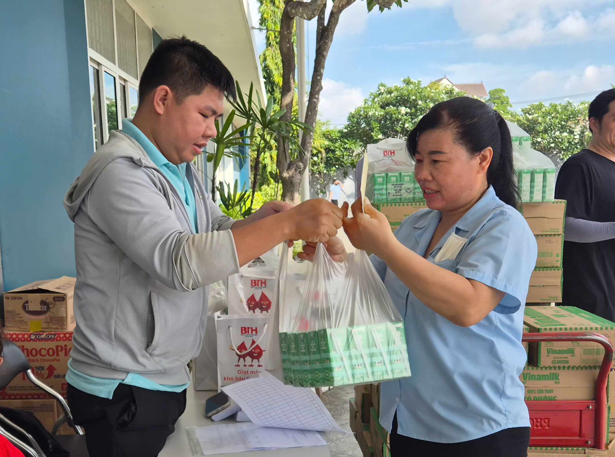 Ý nghĩa chương trình hiến máu tình nguyện "Trao giọt máu- gửi sức khỏe- lan tỏa yêu thương" - Ảnh 4.
