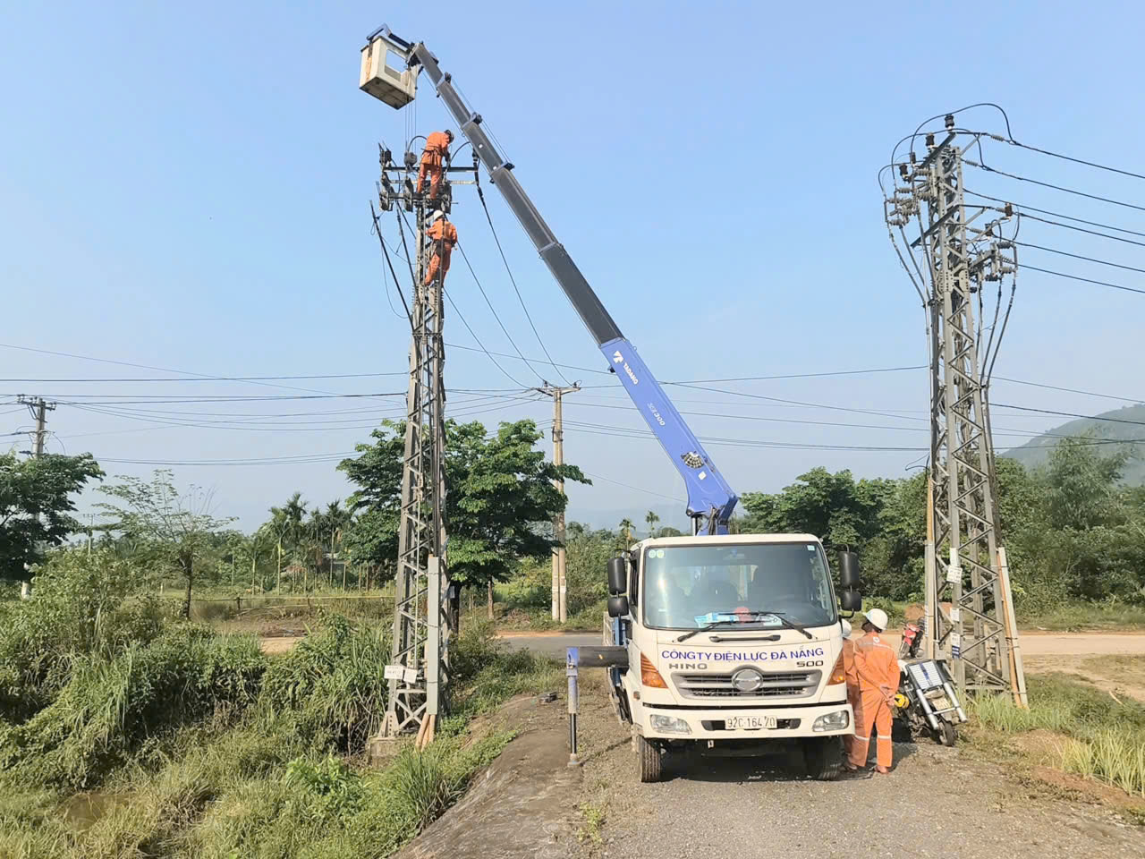 EVNCPC tăng cường các giải pháp đảm bảo cấp điện mùa nắng nóng - Ảnh 2.