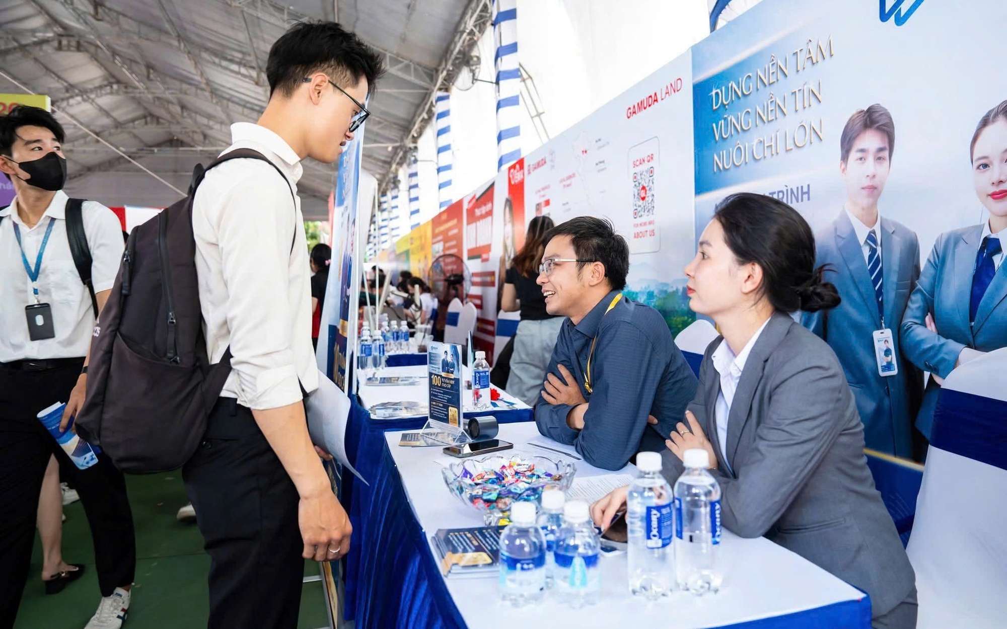 Chấp nhận trái ngành, miễn làm được việc