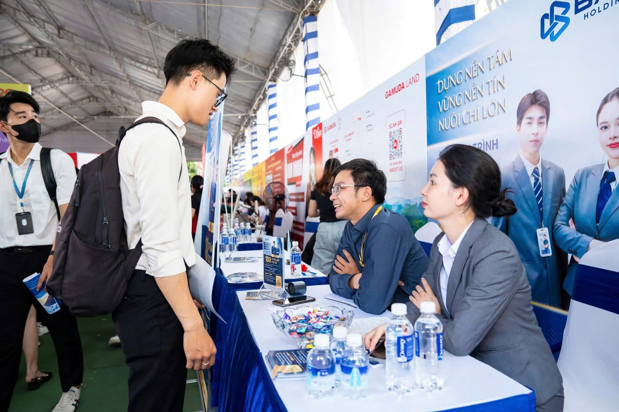 Chấp nhận trái ngành, miễn làm được việc - Ảnh 1.